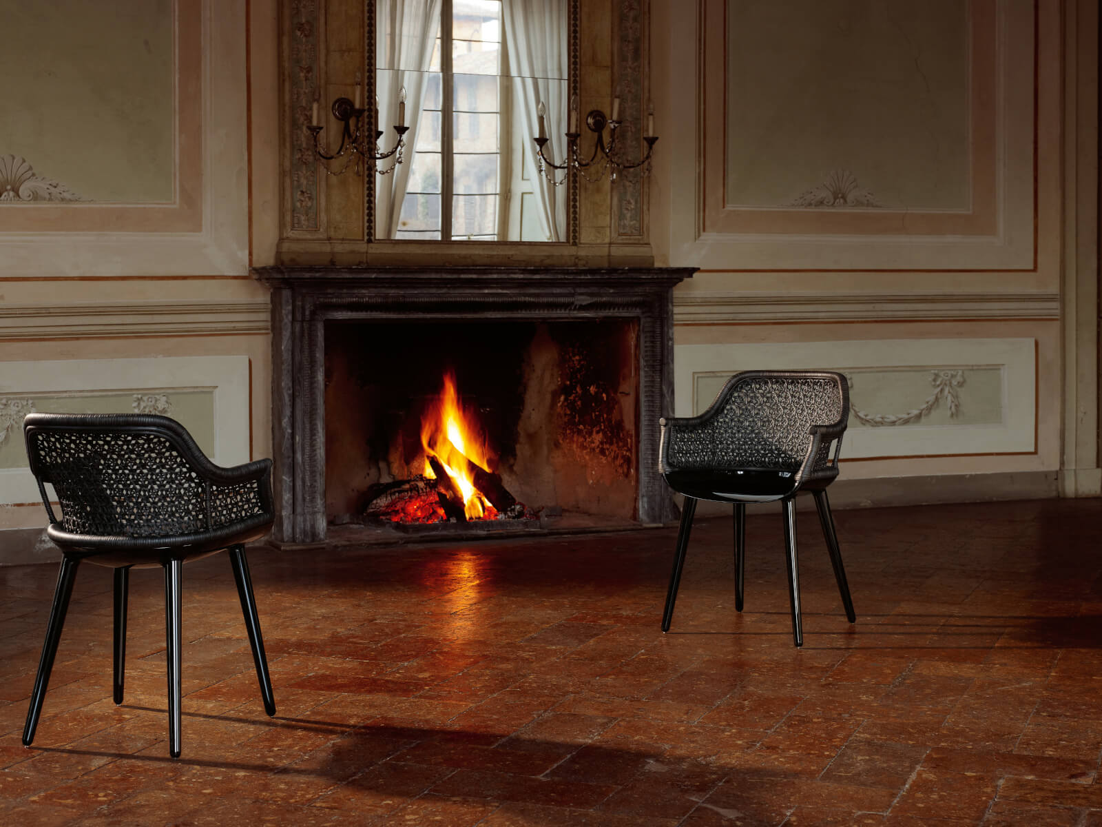 Magis Cyborg Elegant Stuhl im modernen Essbereich, ergonomisch, hochwertig verarbeitet und stilvoll im Raum platziert