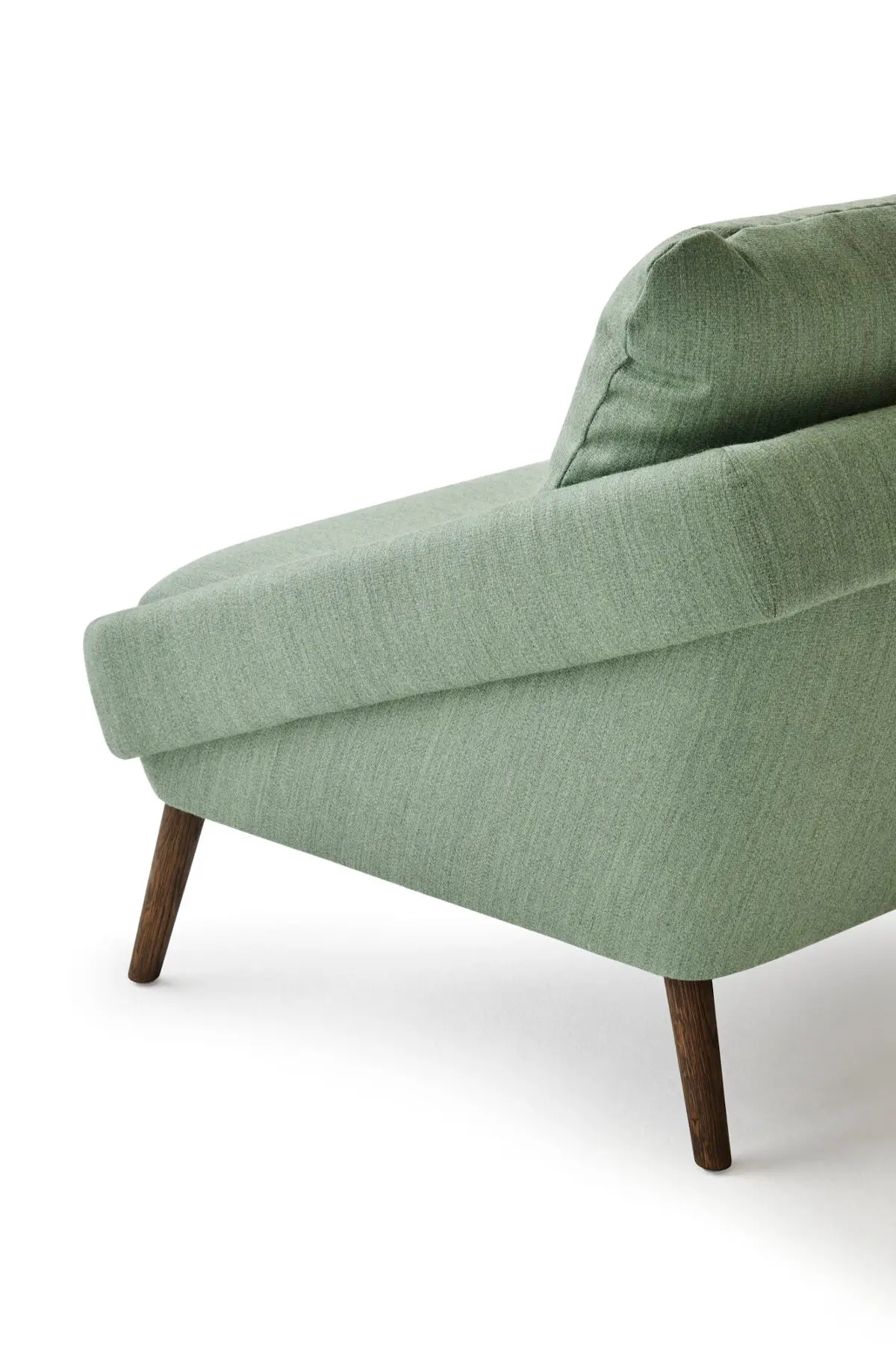 Detailansicht des grünen Noti Nome Sofas 2-Sitzer mit gepolsterter Rückenlehne, Armlehne und dunklen Holzbeinen