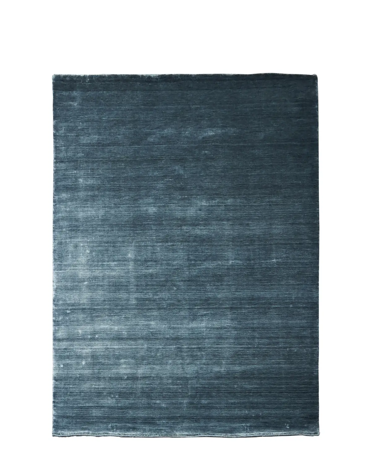 Rechteckiger Massimo Copenhagen Bamboo Teppich in Petrol mit changierender Oberfläche und unterschiedlichen tiefen Blaugrün-Nuancen.
