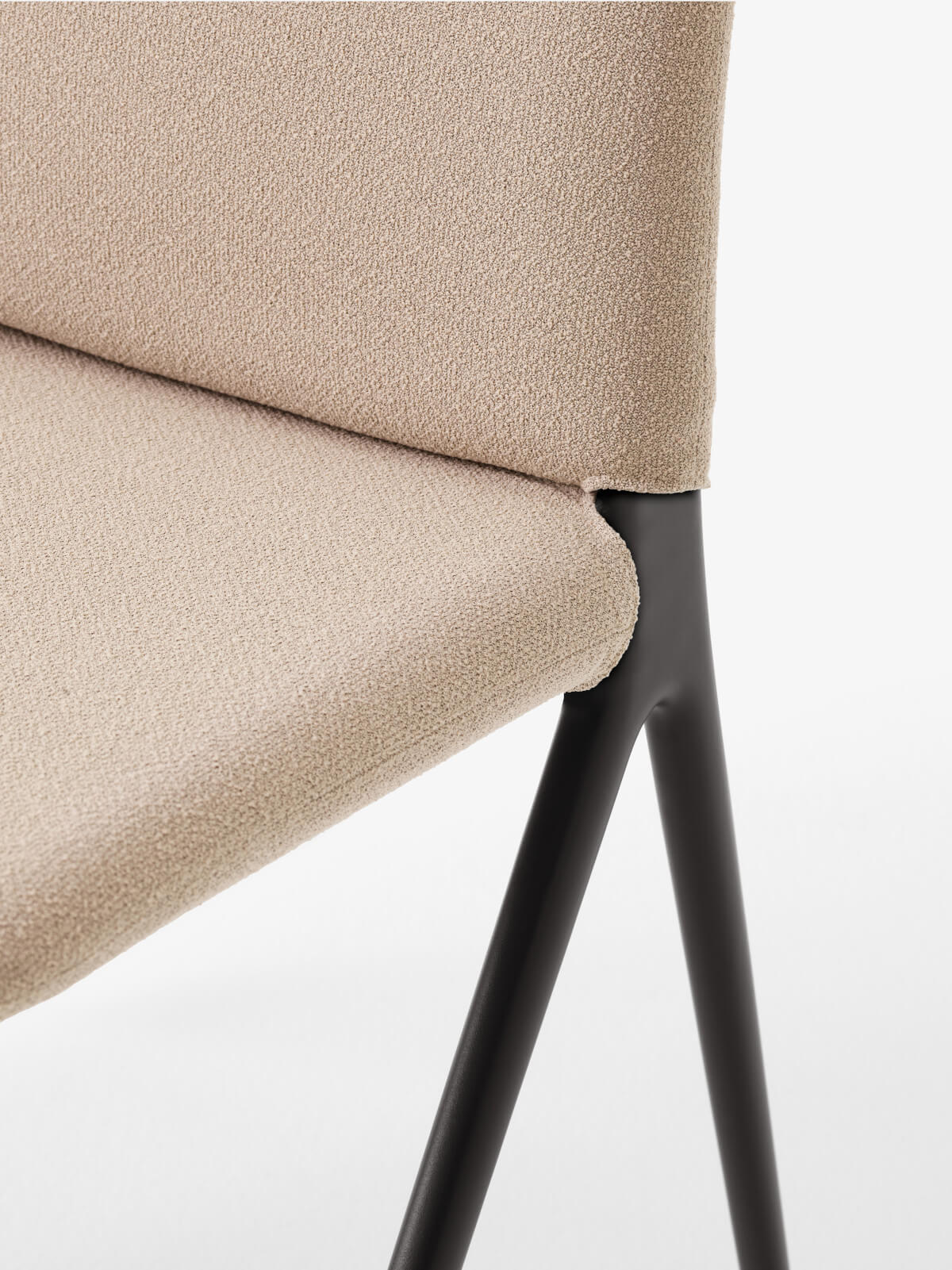 &Tradition Kape IF7 Stuhl schwarz Grain 61252, stilvoller Polsterstuhl mit robustem Rahmen für Esszimmer und Wohnbereich