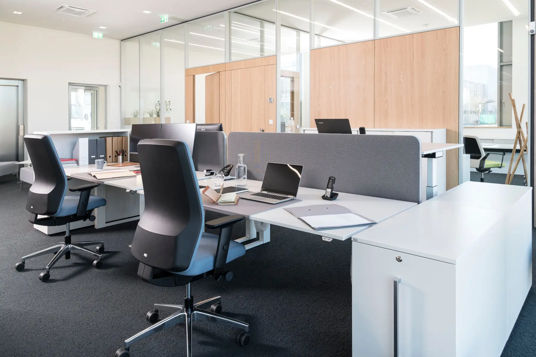 Interstuhl AIMis1 1S02 Bürodrehstühle an Arbeitsplätzen in einem modernen Großraumbüro