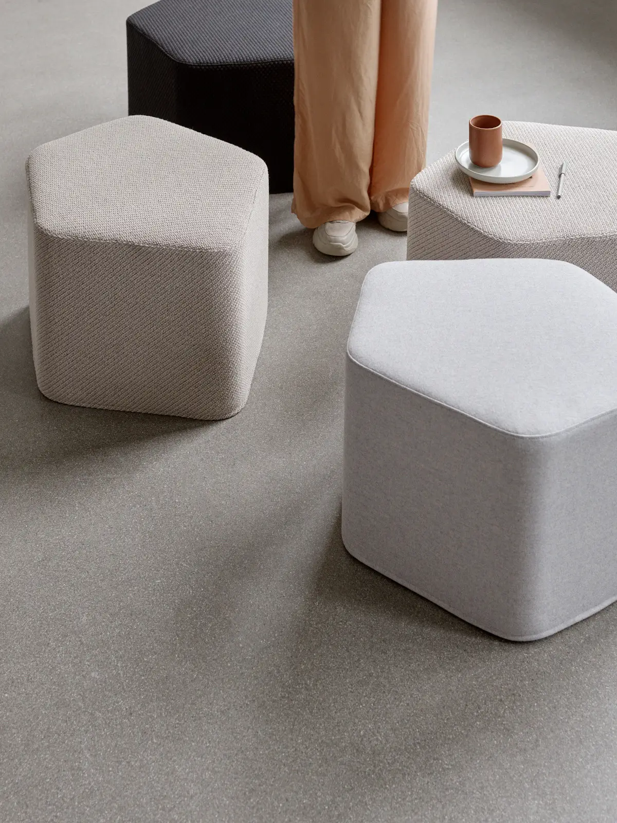 Softline Lake Hocker in verschiedenen hellen und dunklen Farbvarianten, gruppiert in einem modernen Ambiente und vielseitig als Sitz- oder Ablagefläche arrangiert.