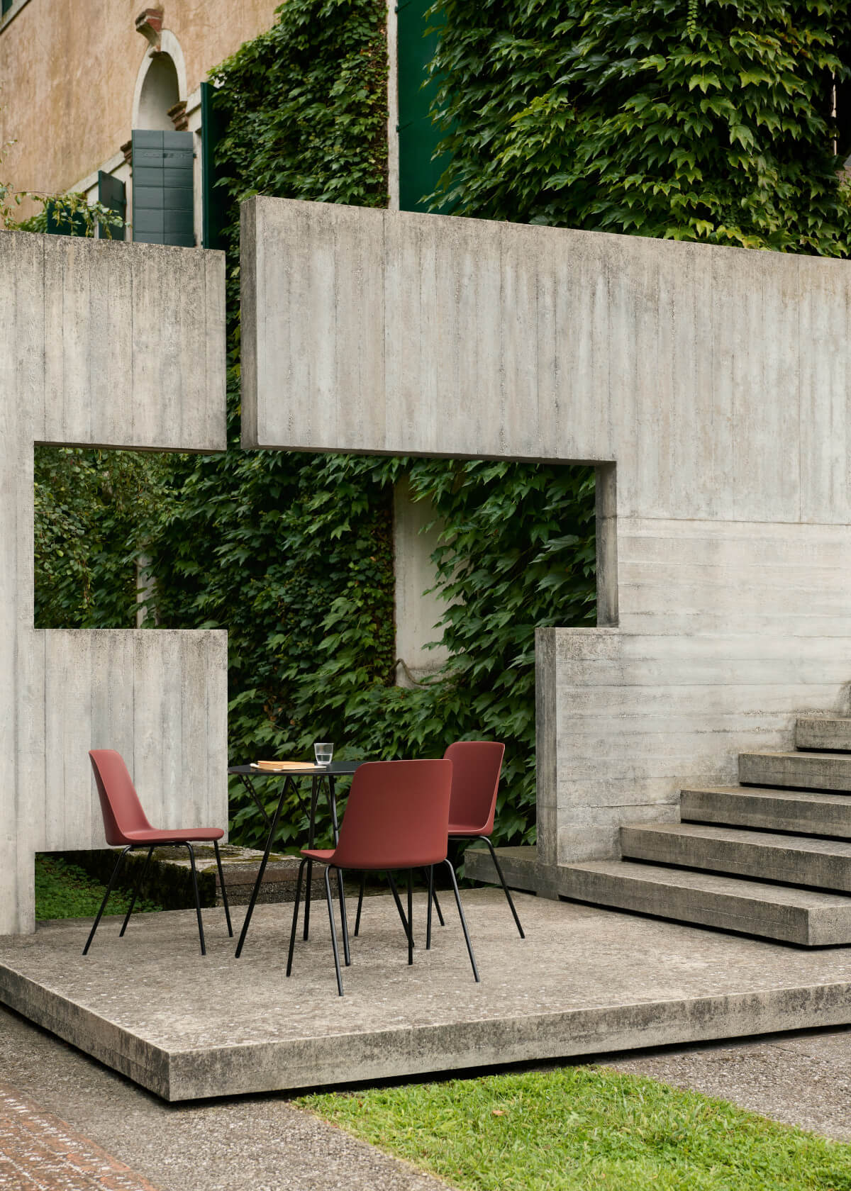 &Tradition Rely HW138 Outdoor Designstuhl aus recyceltem Polypropylen mit UV-Schutz und Stahlgestell