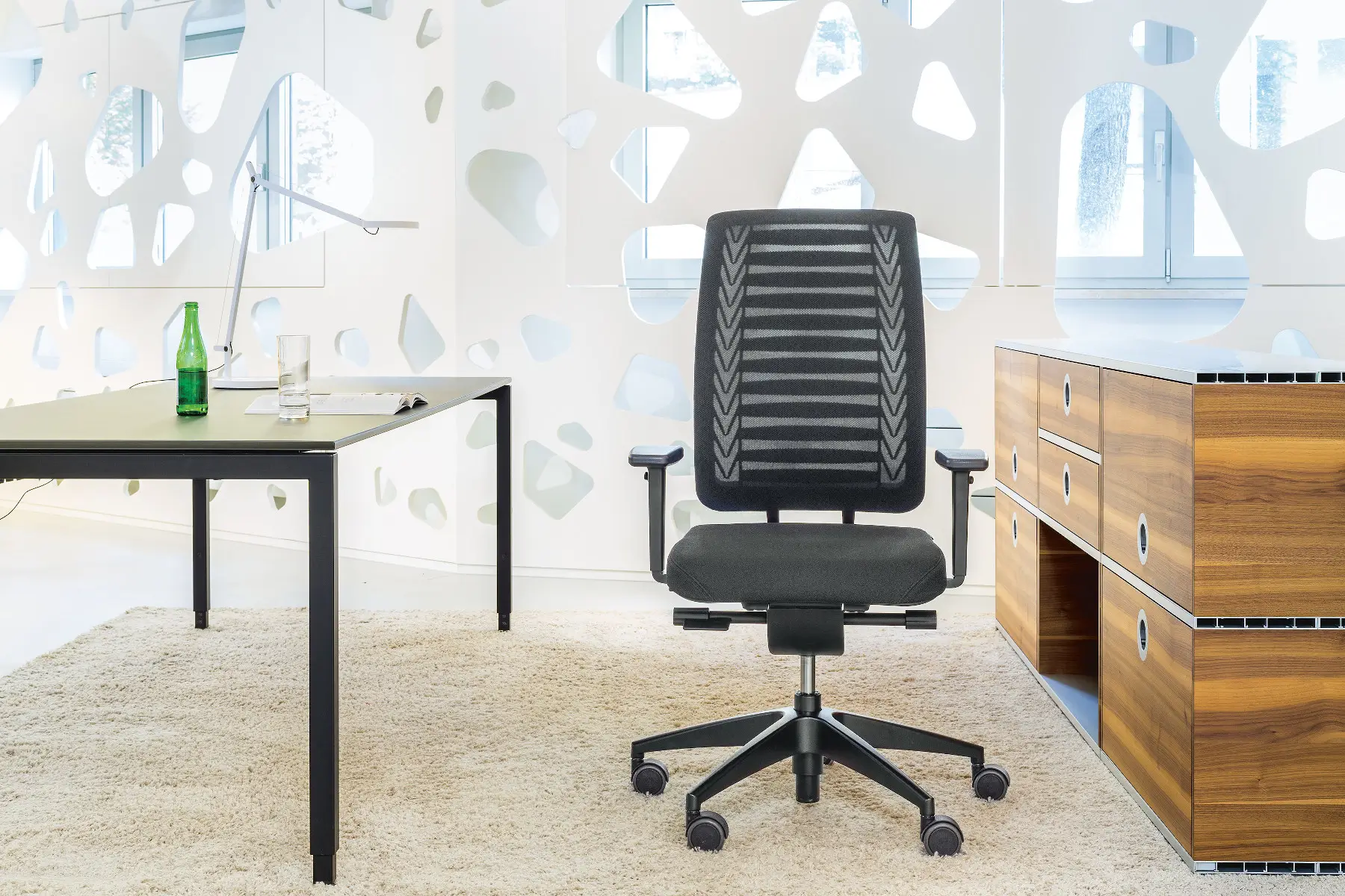 Girsberger Reflex Bürostuhl in Schwarz an einem modernen Büroarbeitsplatz