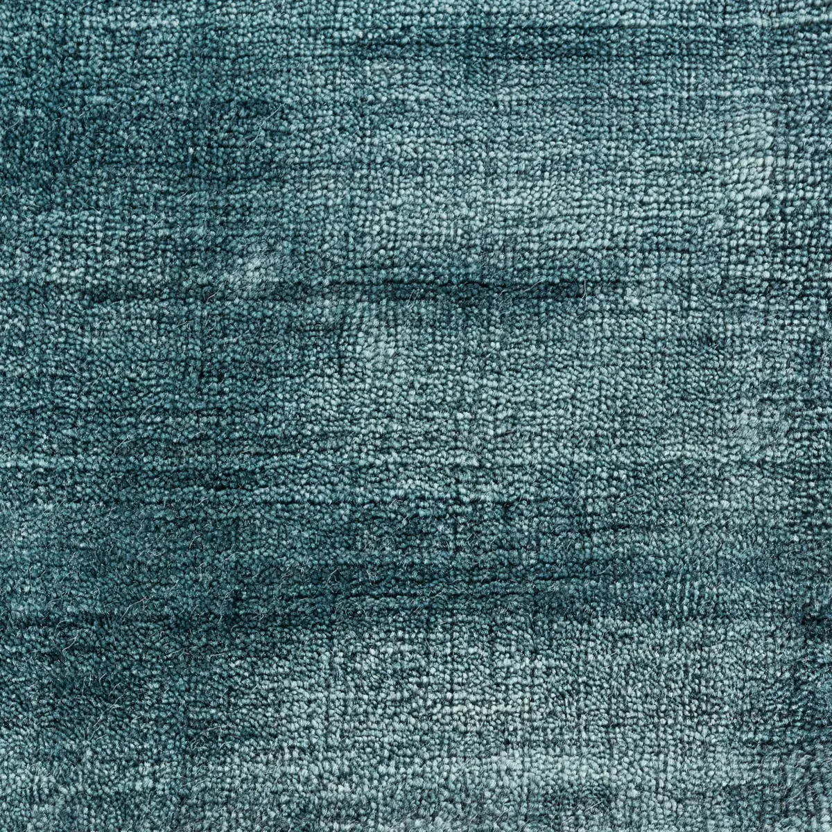 Nahaufnahme des Massimo Copenhagen Bamboo Teppichs in Petrol mit dichter Florstruktur und schimmernden Farbnuancen zwischen Blau und Grün.
