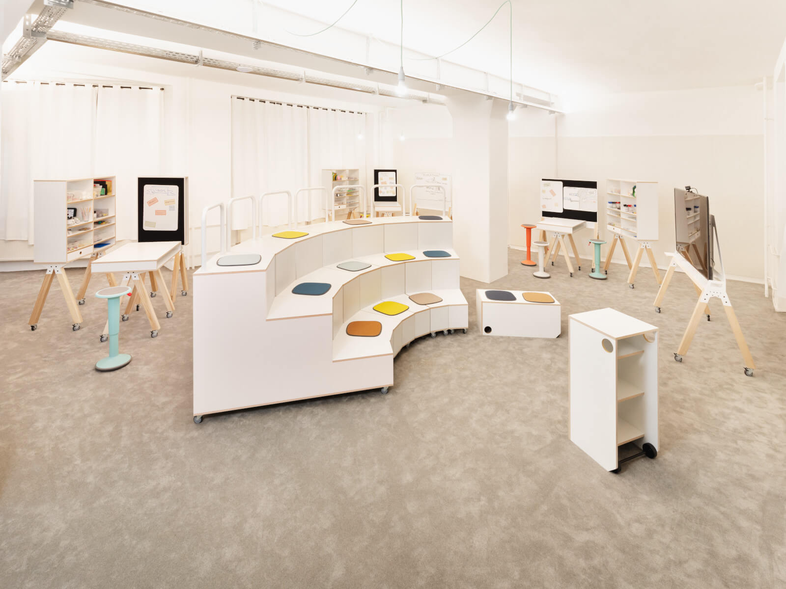 Interstuhl Stehtisch WT201 WHAT IF WE FLY, minimalistisches Design, stabile Konstruktion, perfekt für Arbeits- und Meetingbereiche