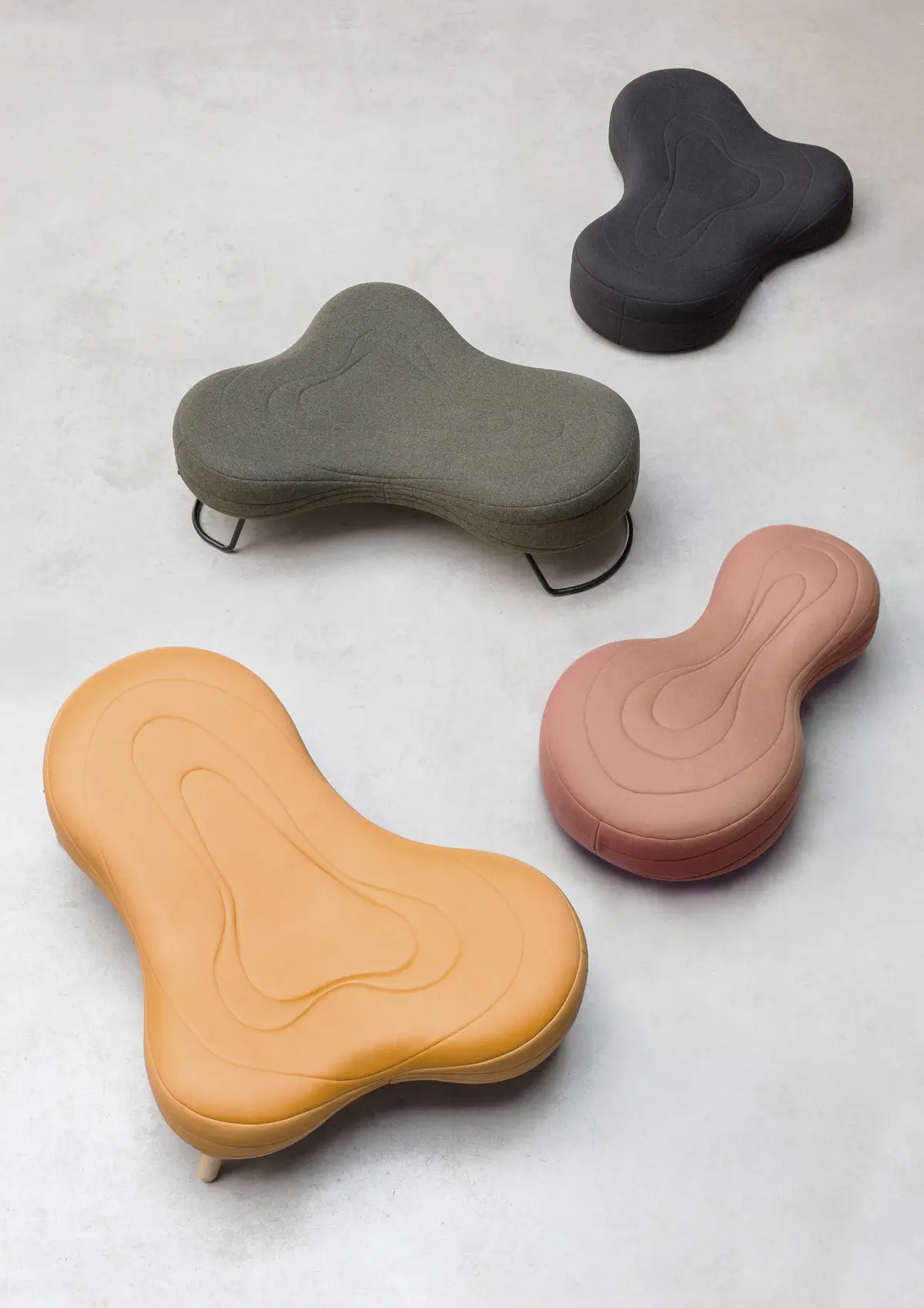 Noti Bouli Sofa 2-Sitzer mit Fußgleitern in verschiedenen Farben und organischer Form