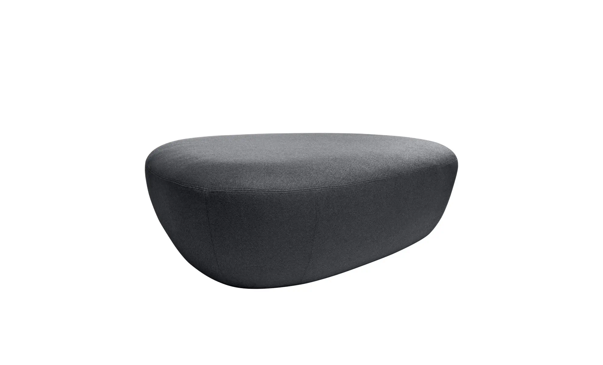 Softline Sisters Hocker Medium in Anthrazit aus schräger Perspektive mit organisch gerundeter Sitzfläche, weichen Konturen und vollständig gepolstertem Korpus.