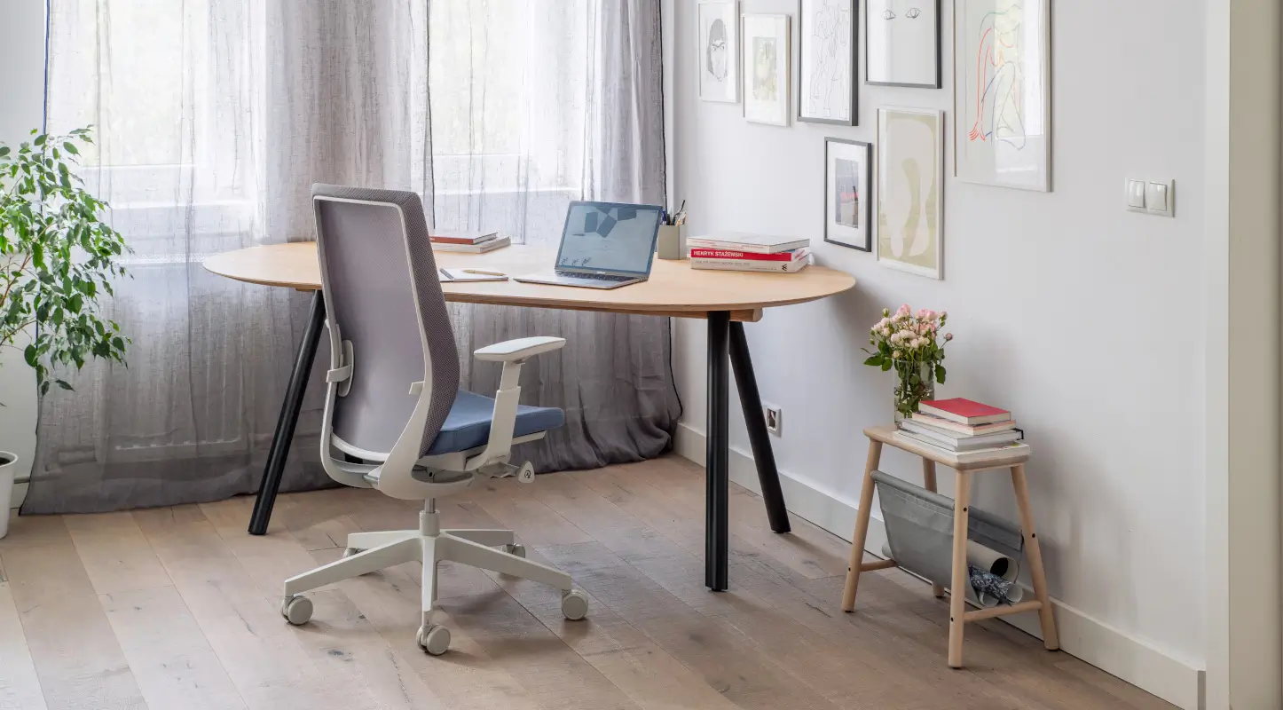 Homeoffice mit Schreibtisch am Fenster für kleine Büroräume