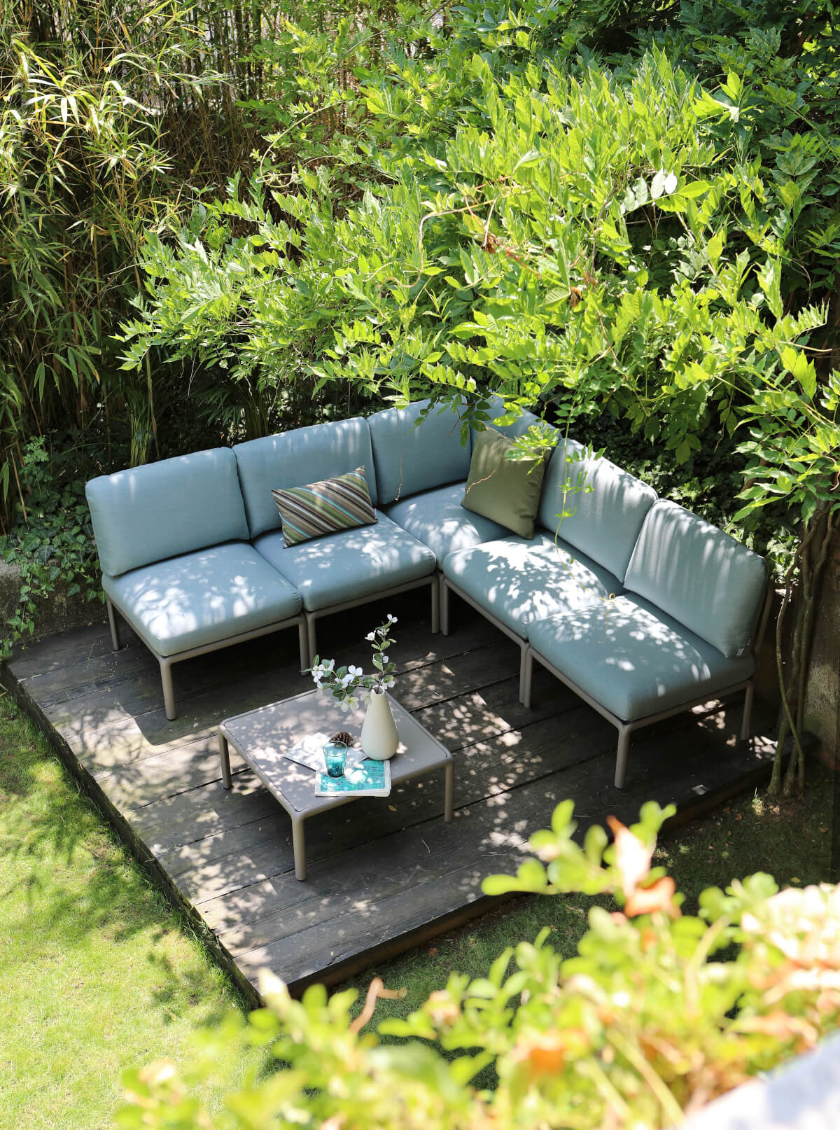 Nardi Komodo Sofa im Garten, wetterbeständig, komfortabel und flexibel – modernes italienisches Design