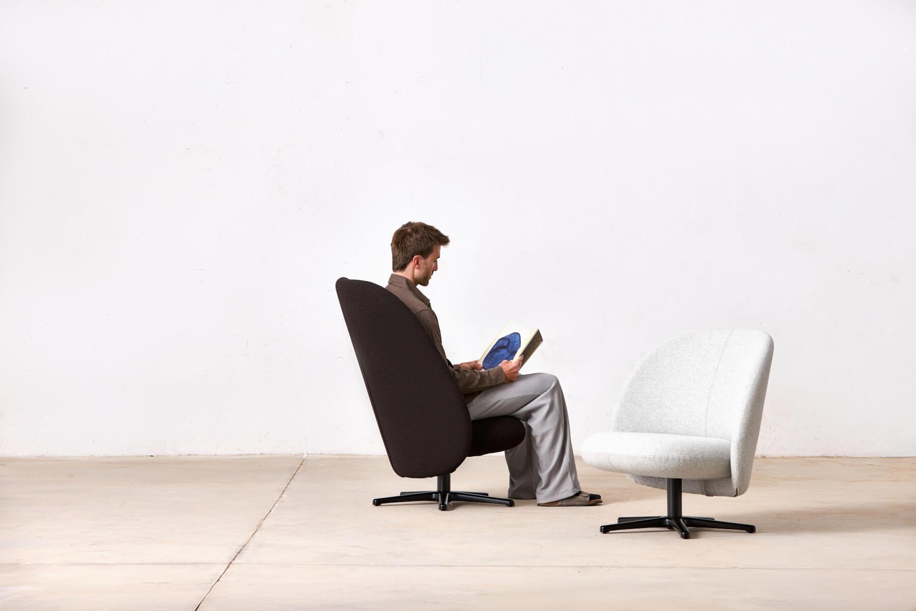 Rufle medium Drehsessel Softline, stilvoller Lounge-Sessel mit Drehfunktion und hochwertiger Polsterung