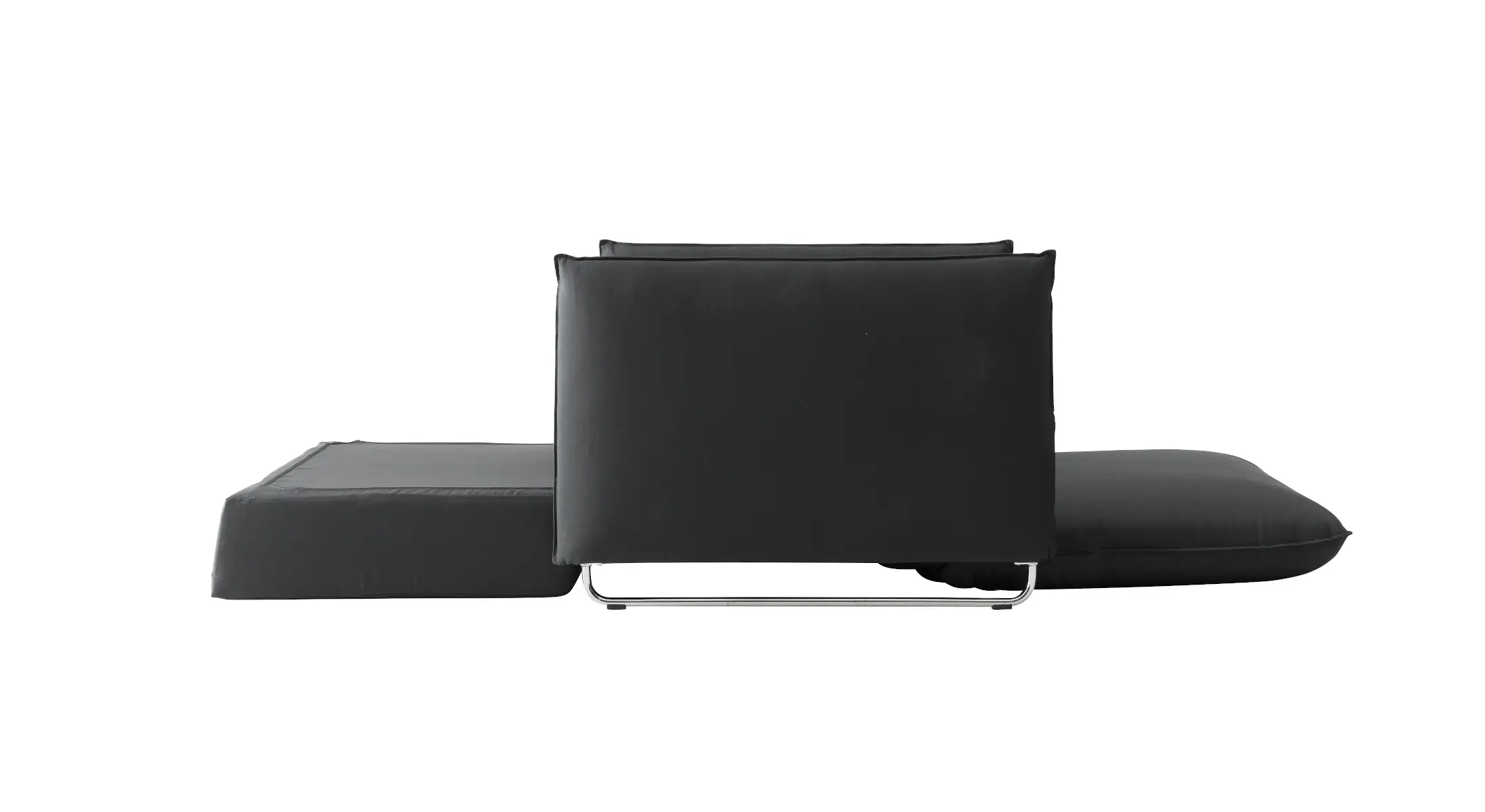Softline Cord Sessel in Schwarz aus seitlicher Perspektive mit vollständig ausgeklappter Liegefläche, Rückenkissen und Metallgestell.