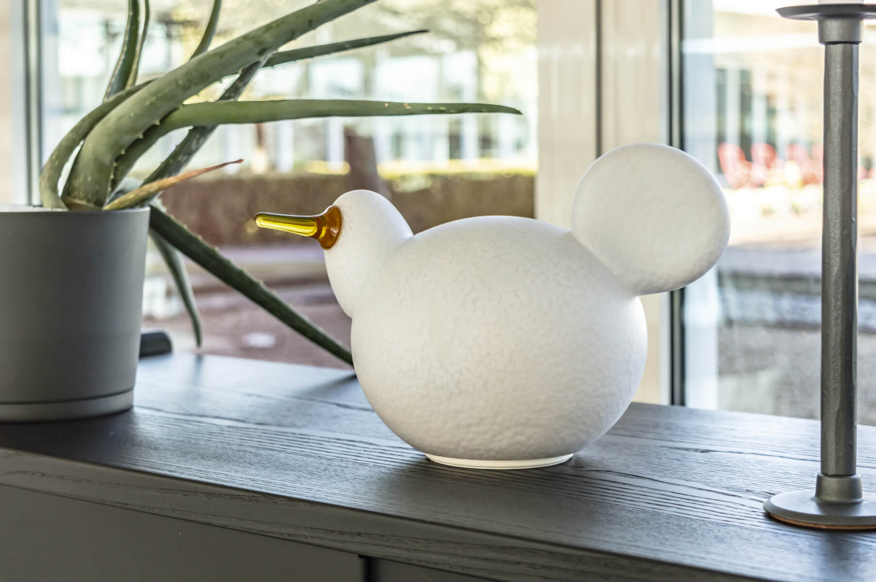 Magis Linnut Siiri LED Tischleuchte im modernen Wohnzimmer, elegant, stimmungsvolles Licht – italienisches Design