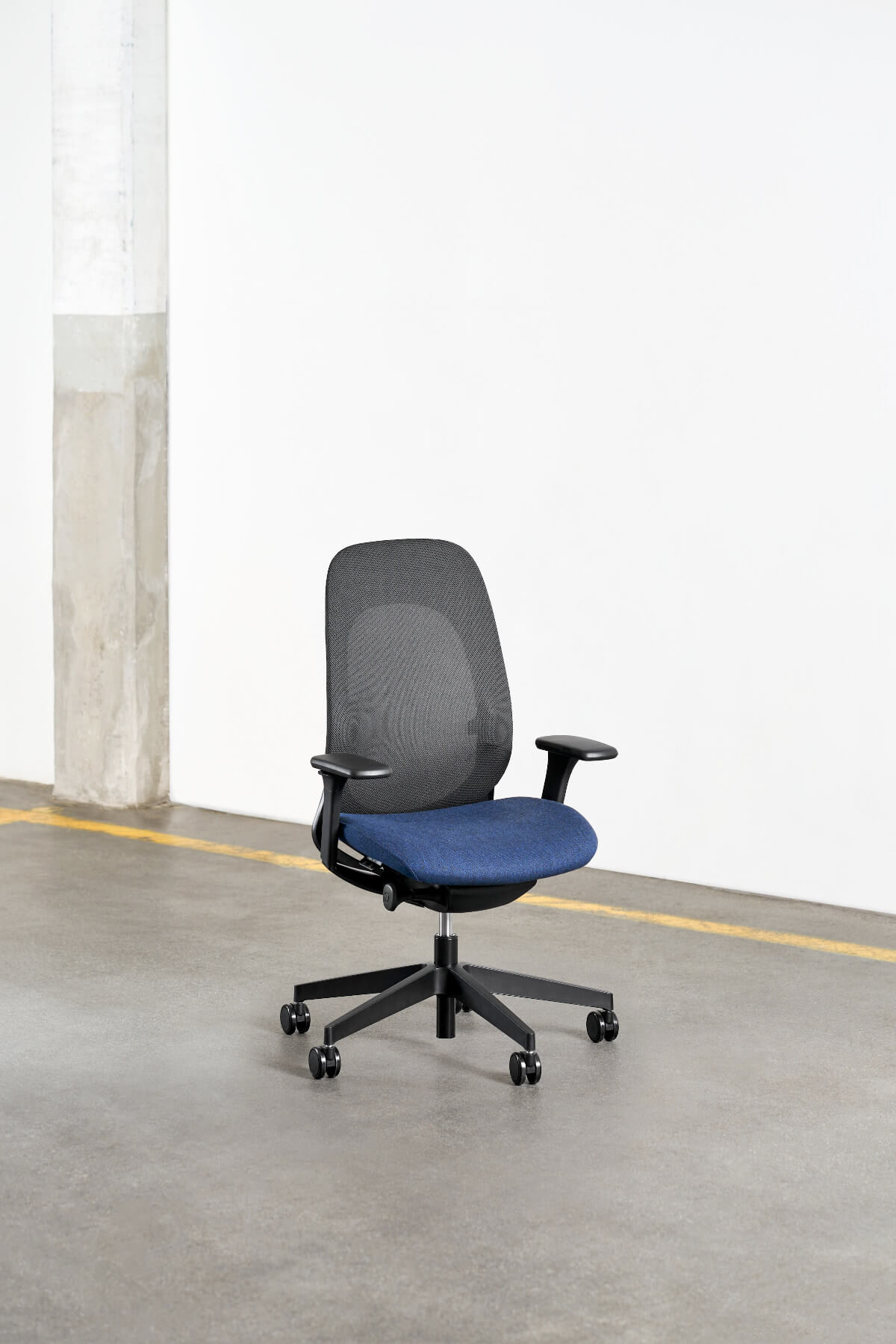 Komfortabler Giroflex 40-4049 Bürostuhl mit atmungsaktivem Netzrücken für langes Sitzen