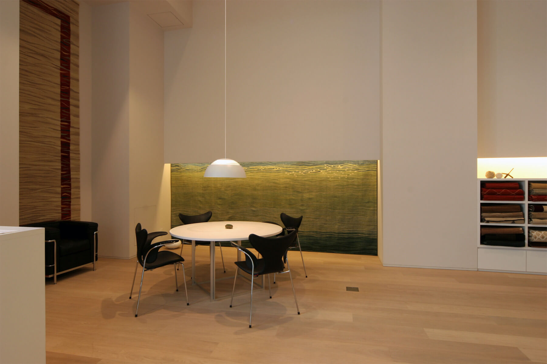 Elegante Louis Poulsen AJ Royal Hängelampe mit feinen Lichtaustritten für sanfte, atmosphärische Beleuchtung.