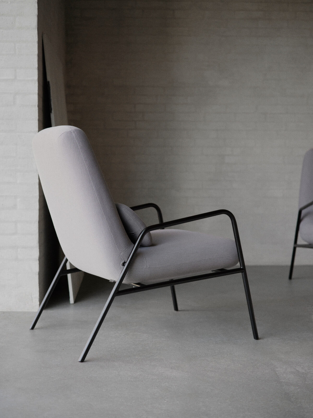 Nola Sessel von Softline, hochwertig gepolstert, zeitloses Design, komfortabler Sessel für Wohnzimmer, Lounge oder Objektbereich