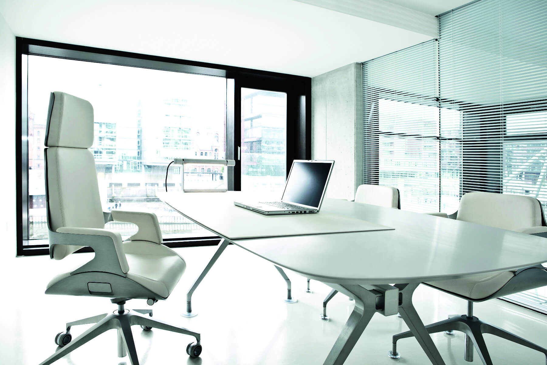 Interstuhl Silver 191S Konferenzsessel mit Lederbezug, ergonomisch geformt und für exklusive Meetingräume geeignet.