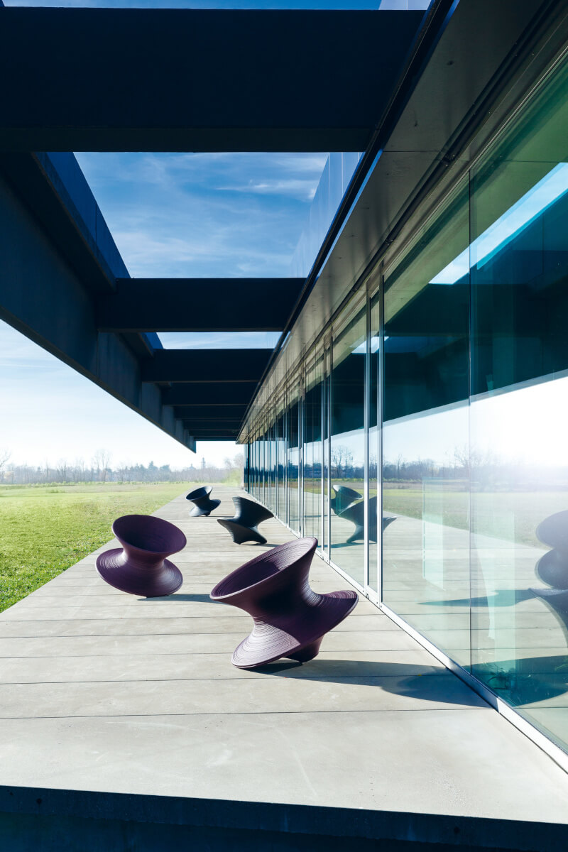 Magis Spun Sessel auf Balkon oder in Lounge, leicht, hochwertig und formschön – Designklassiker aus Italien