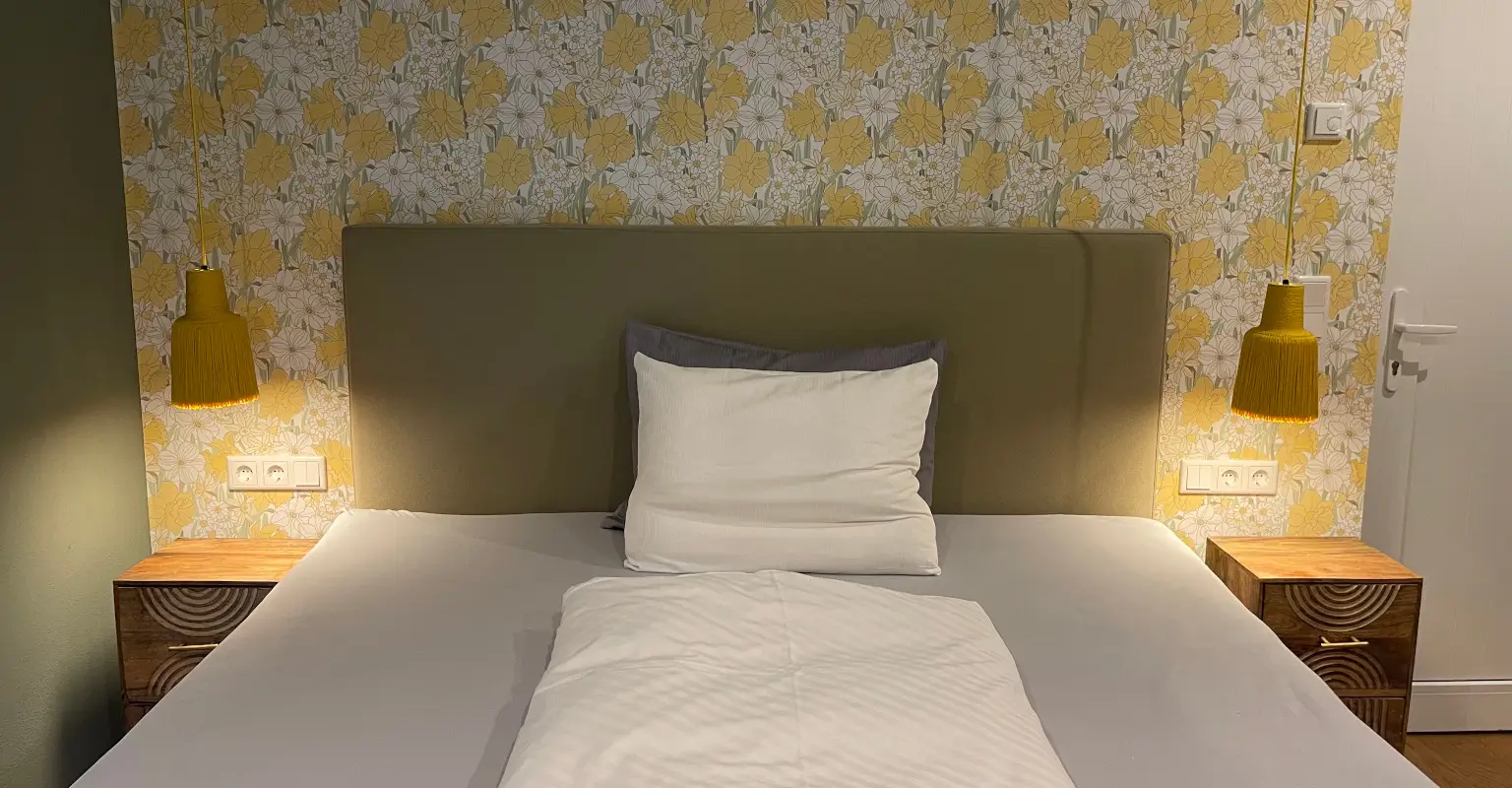 Gästezimmer im Alwine Landhaus an den Spreewiesen mit FRAUMAIER Pascha Pendelleuchte in Gelb