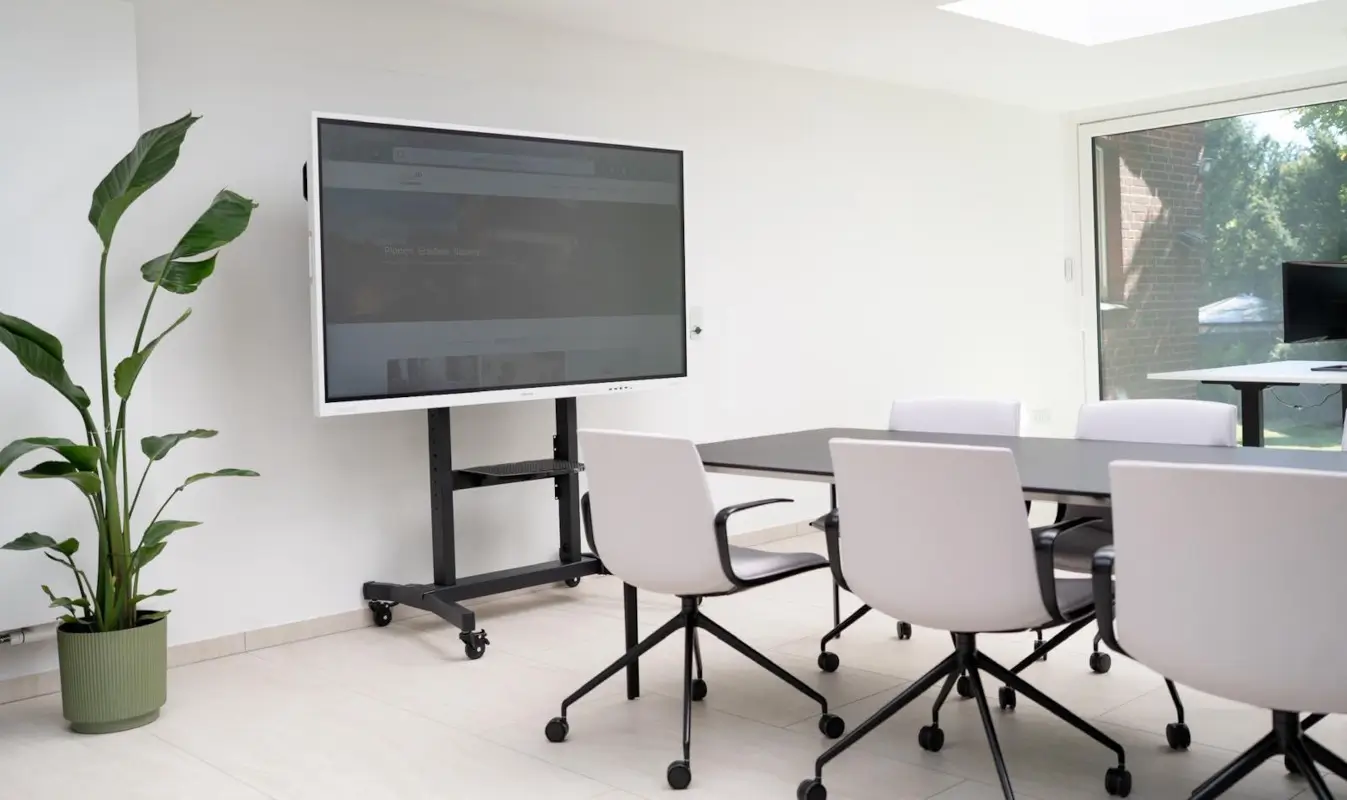 Besprechungsbereich der hoch3d architektur mit Arper Nuur Tisch und sechs Arper Catifa Up Stühlen