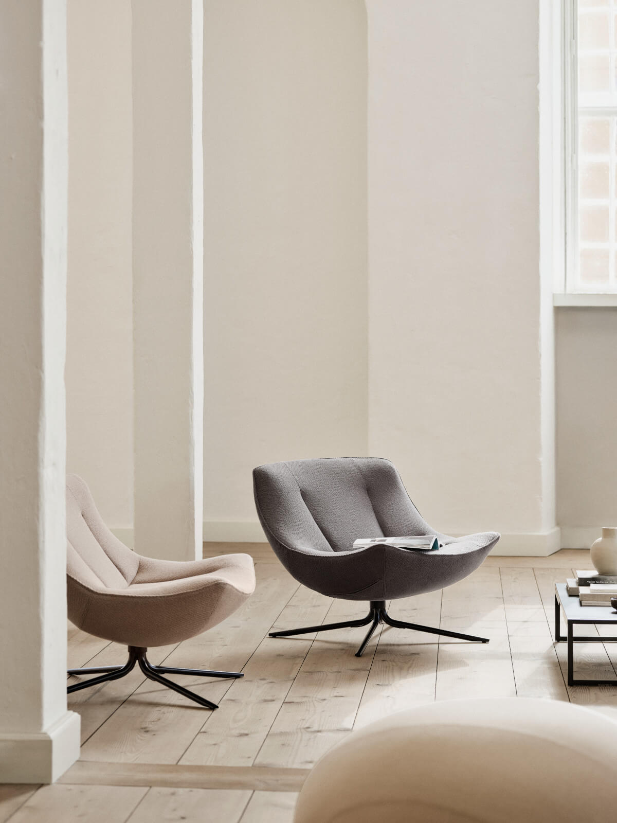 Softline Vera Lounge Drehsessel mit modernem Design, komfortabler Polsterung und 360° Drehfunktion für Wohnzimmer und Büro