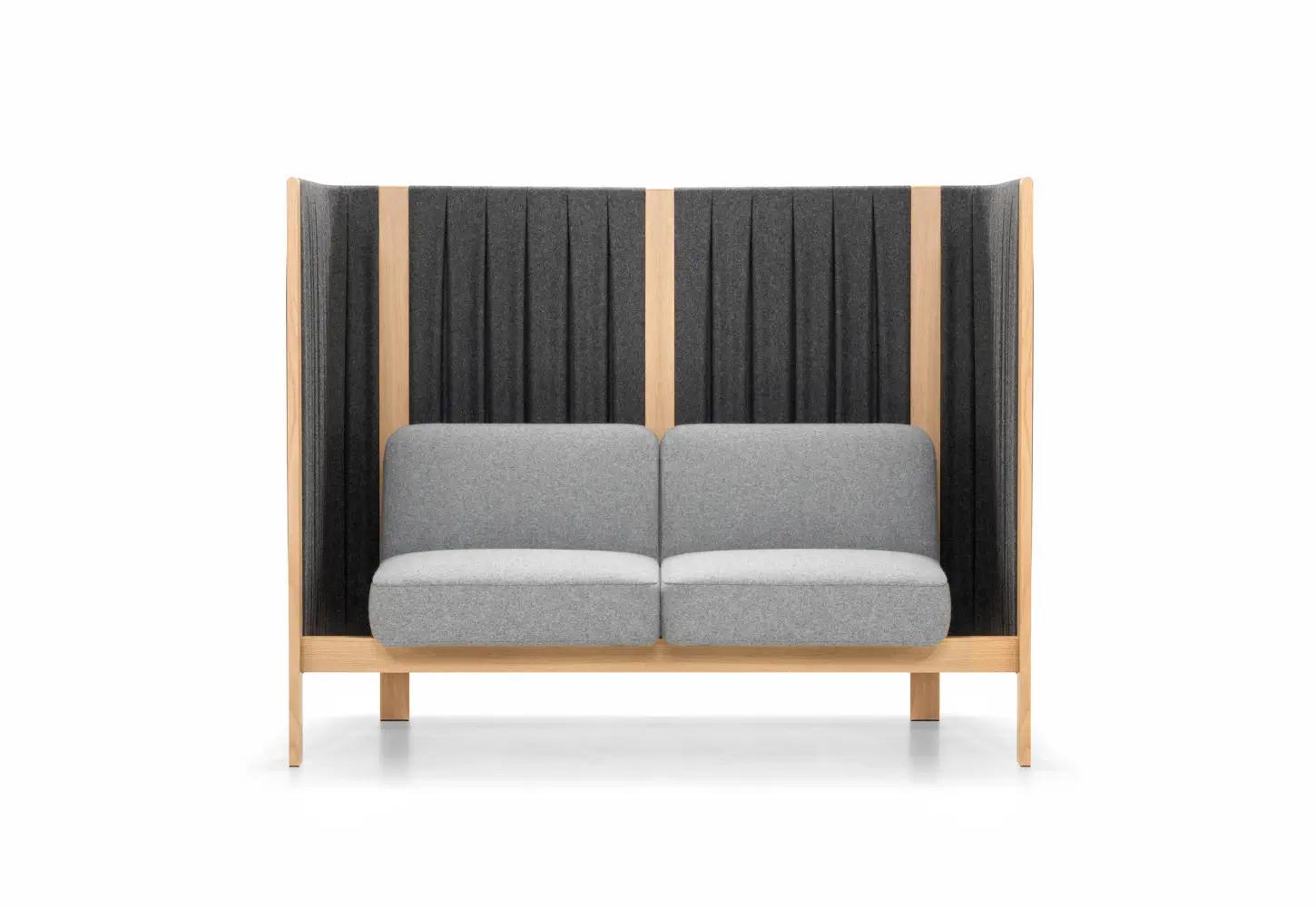 Girsberger Velum Highback Sofa 2-Sitzer mit hoher gepolsterter Abschirmung und komfortabler Sitzfläche.