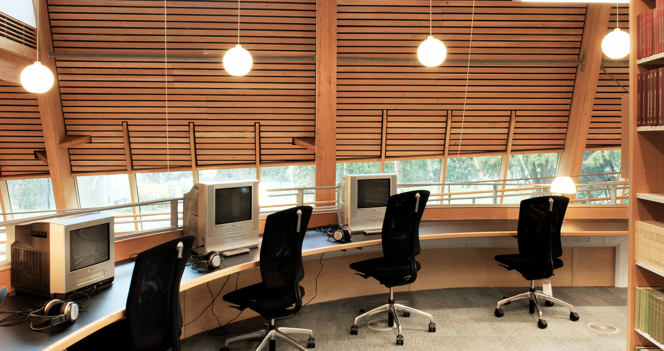 Louis Poulsen Wohlert Pendelleuchte mit opalem Glas für gleichmäßiges Licht und minimalistisches Design.