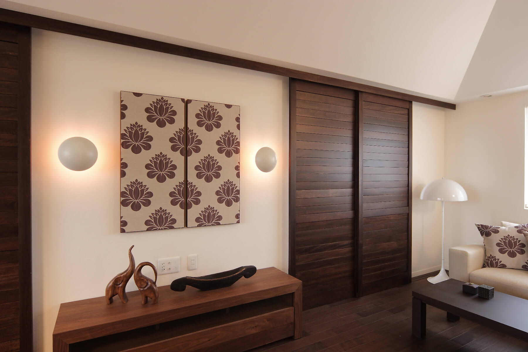 Louis Poulsen PH Hat Wandleuchte mit Reflektorschirm für blendfreies Licht und stilvolle Wandbeleuchtung.