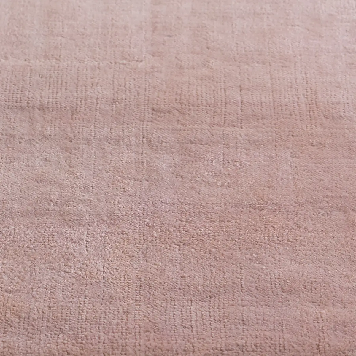 Detailaufnahme des Massimo Copenhagen Bamboo Teppichs in zartem Rosa mit feiner Florstruktur, sanftem Schimmer und dezenten Farbunterschieden.