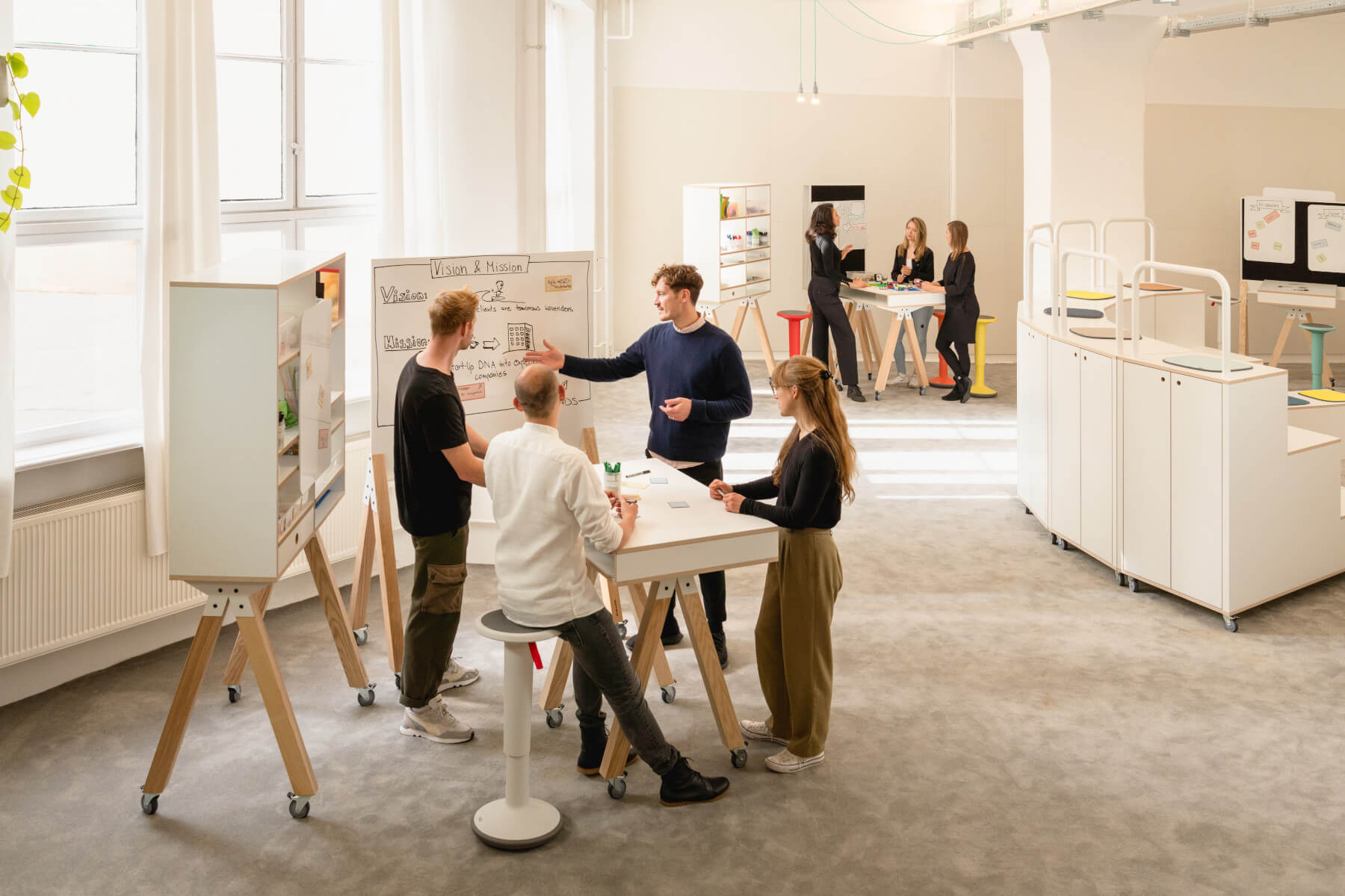 Interstuhl WHAT IF WE FLY WT202 Stehtisch, modern, robust, Holzplatte, ideal für Büros, Meetings und Arbeitsbereiche