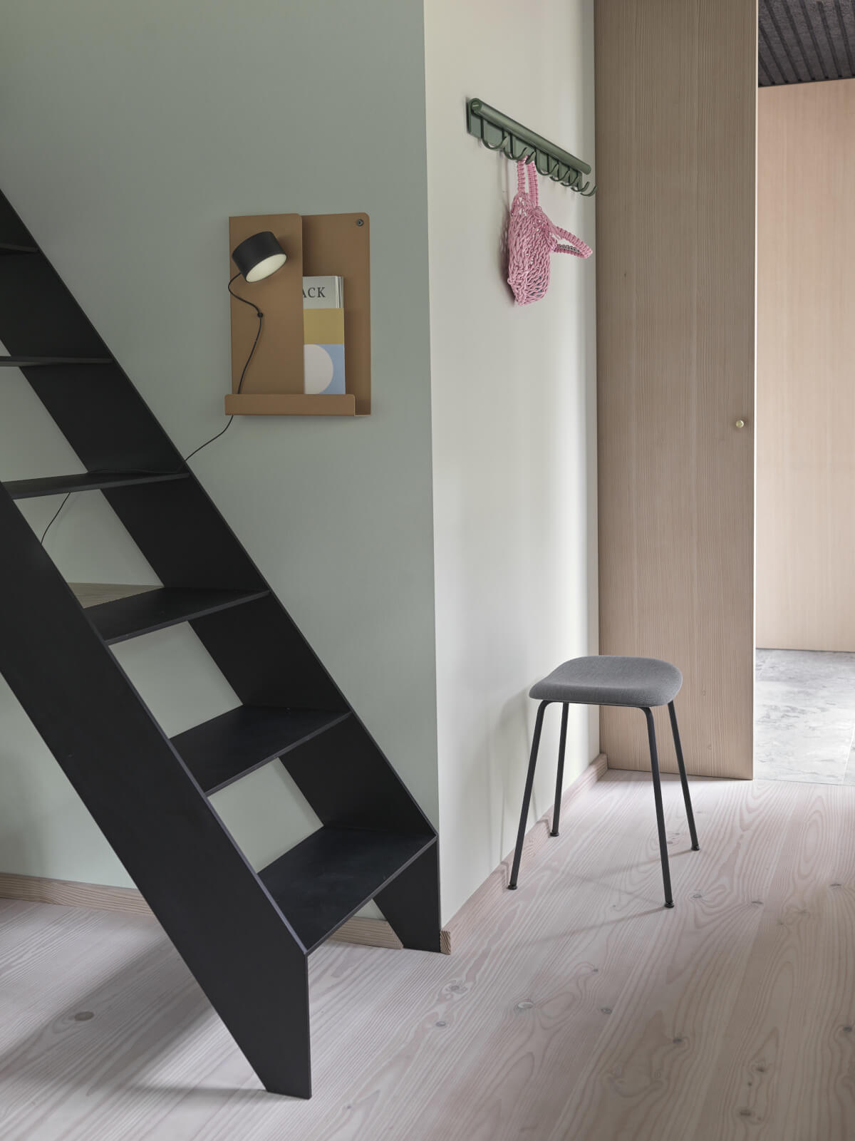 Folded Wandregal, 63 x 16 cm, schwarz