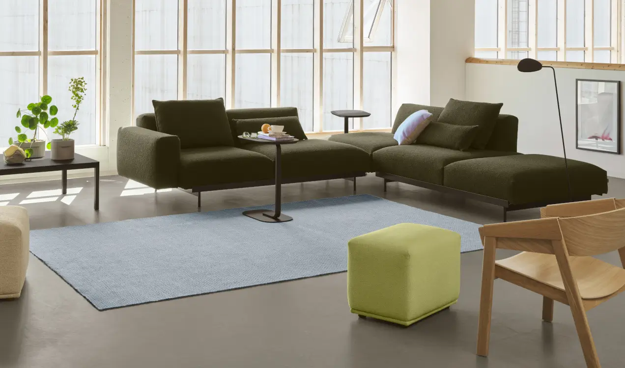Wohnzimmer unter geneigtem Dach mit niedrigem Sofa und Stehleuchte