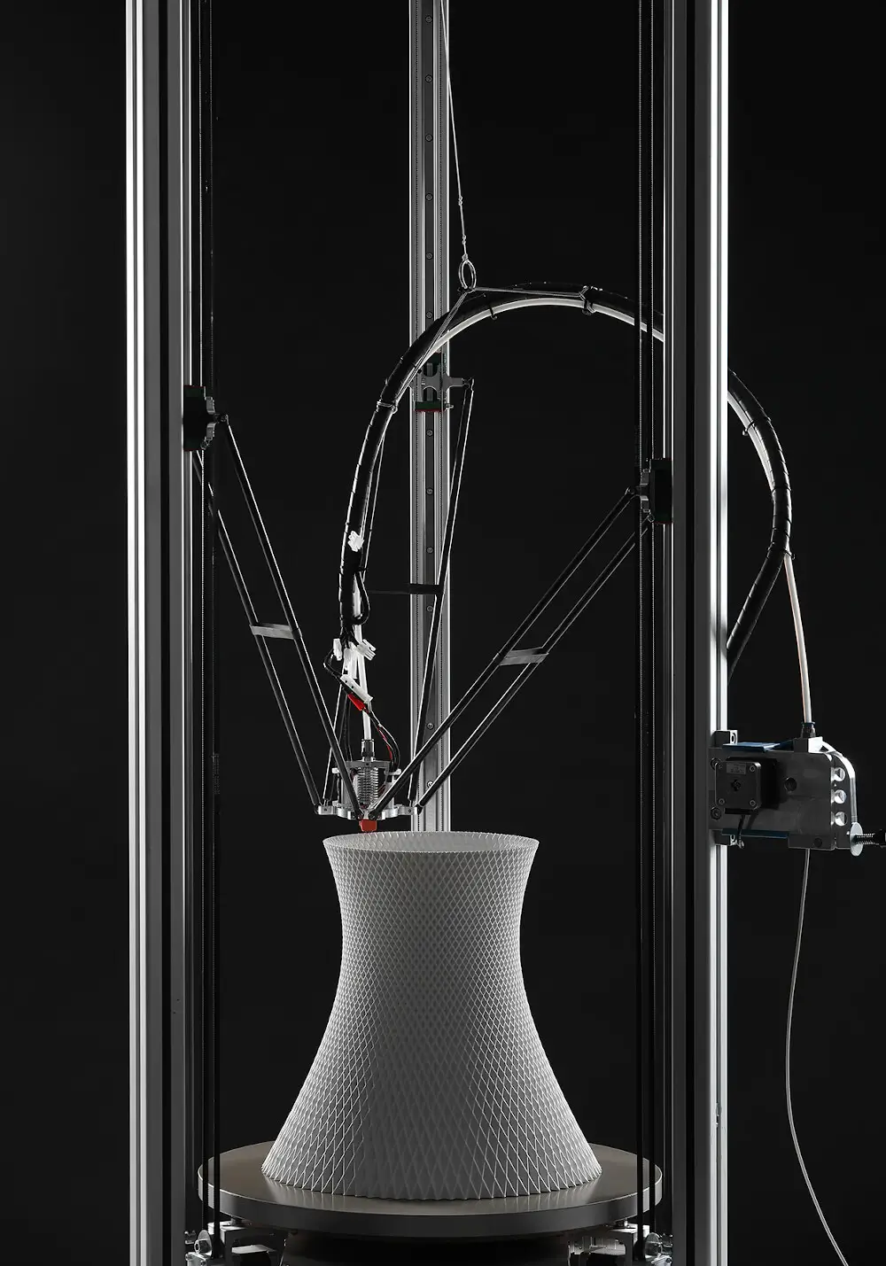 Herstellung des Wagner 3D One Pure S Hockers im industriellen 3D-Druckverfahren mit charakteristischer Gitterstruktur.