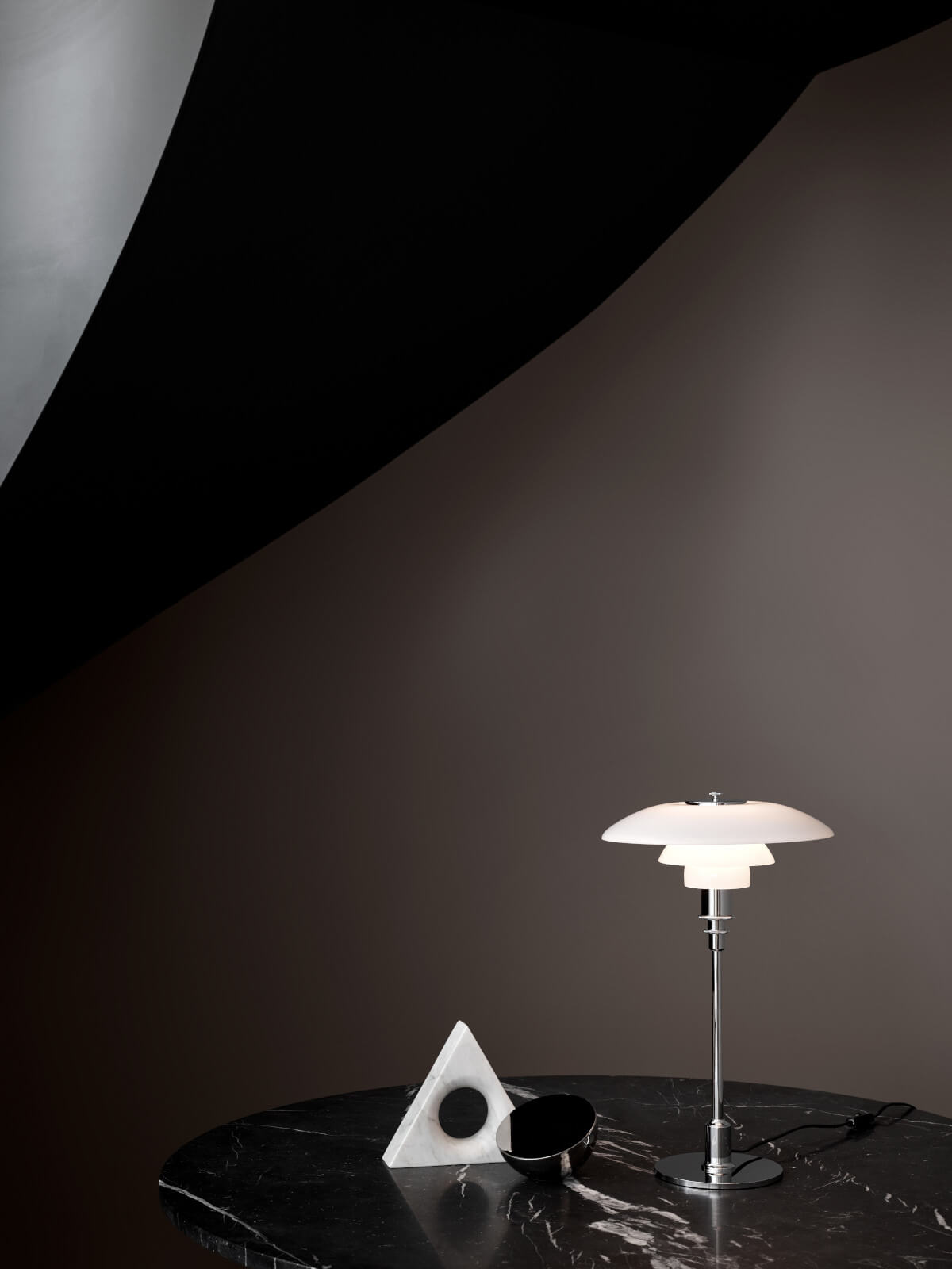 Louis Poulsen PH 2/1 Tischlampe, funktionale Leuchte mit stimmungsvollem Licht für Wohn- und Arbeitsbereiche.