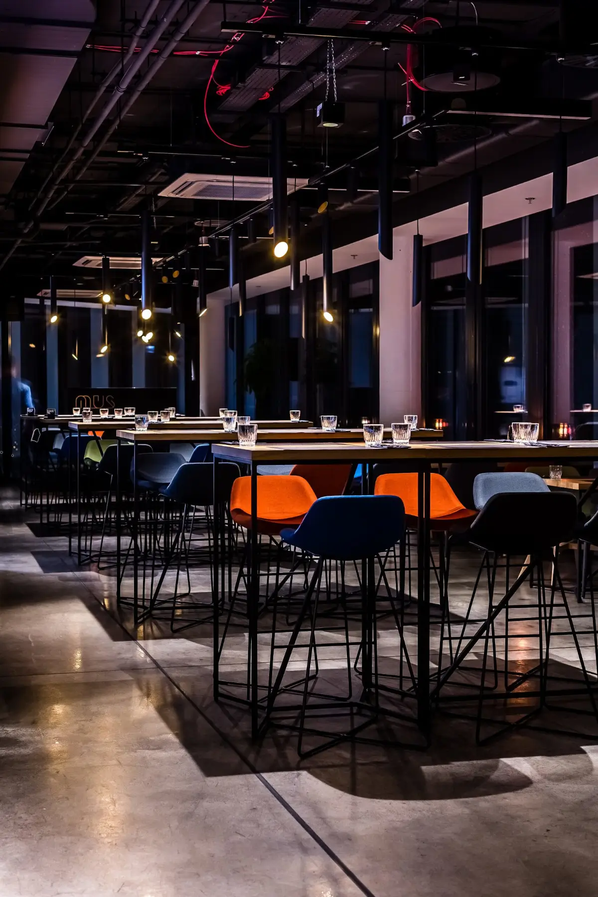 Noti Mishell Barhocker Höhe 65 cm mit Rohrbeinen an Hochtischen in einem modernen Restaurant