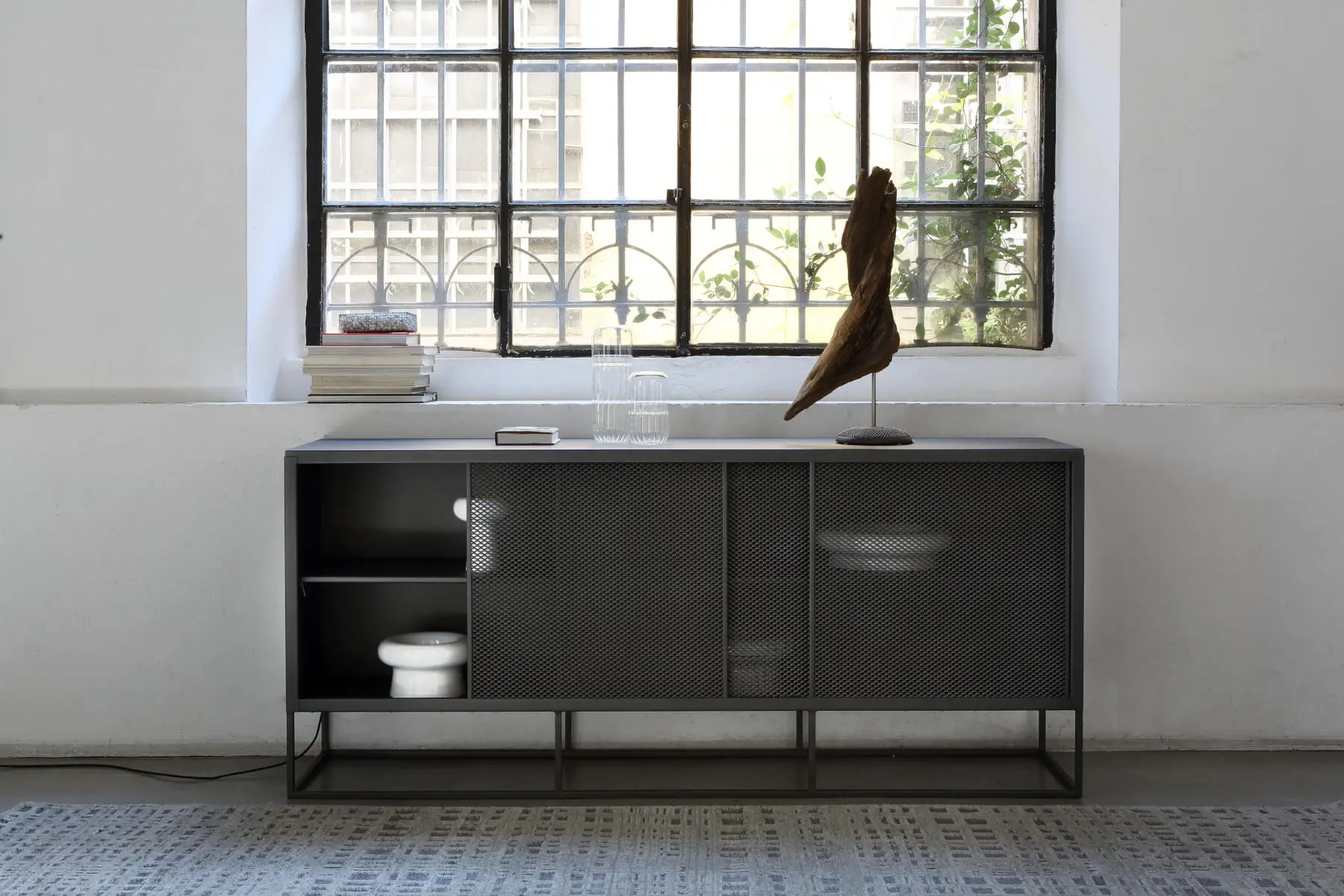 Beleuchtetes Zeus Isotta Sideboard mit filigranen Streckmetallfronten und modernem Design.