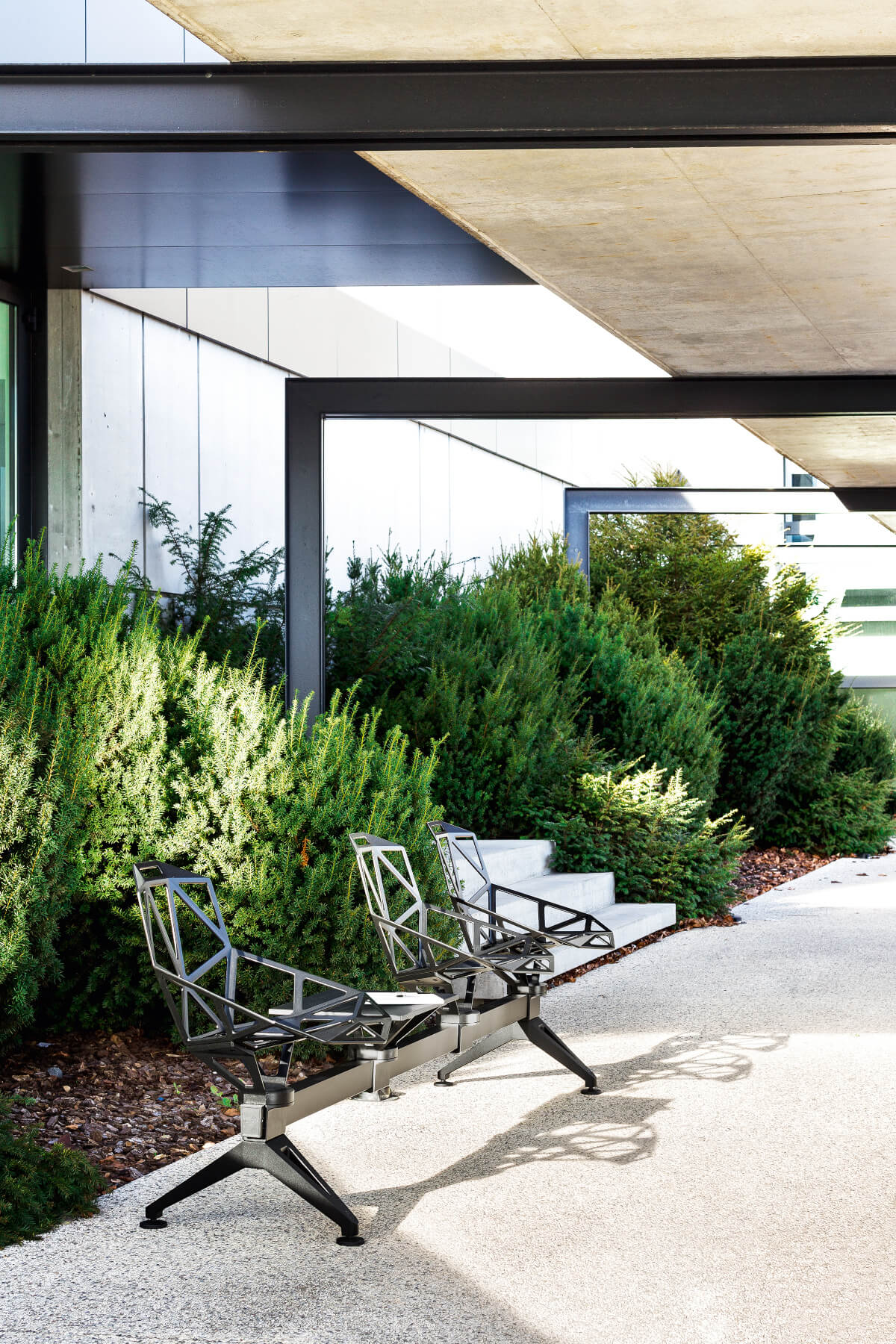 Magis Chair One Bank mit Aluminiumsockel im modernen Wohn- oder Bürobereich, leicht, hochwertig und stilvoll