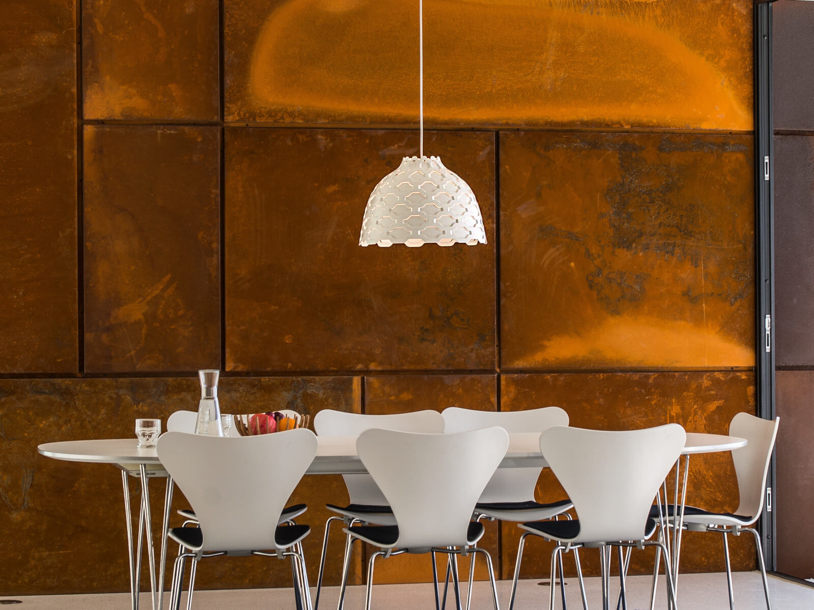 LC Shutters Leuchte von Louis Poulsen, weiße Pendellampe mit strukturiertem Schirm und diffusem Licht.