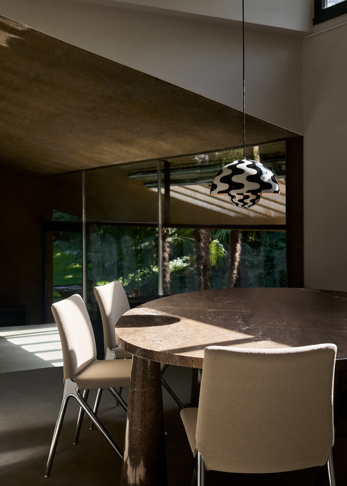 &Tradition Kape IF7 Stuhl Designer Esszimmerstuhl aus Holz mit Stoffbezug, zeitlos elegant