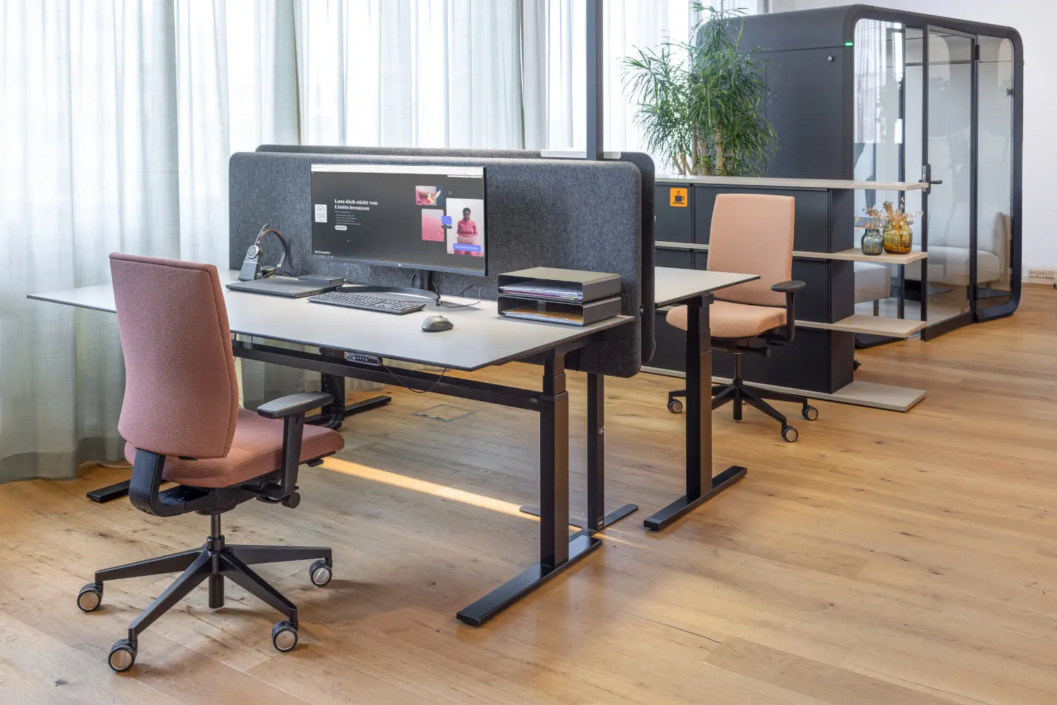 Girsberger Kyra Bürostuhl mit hoher Rückenlehne und Armlehnen für komfortabel eingerichtete Arbeitsbereiche.
