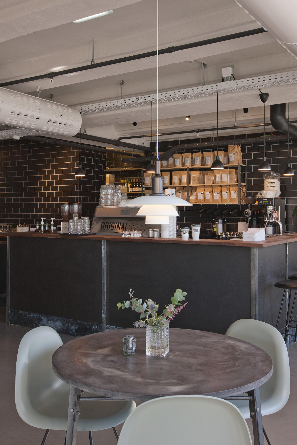 Elegante Louis Poulsen PH 3½-3 Metall Pendelleuchte mit dreifachem Schirm für harmonische Lichtverteilung.