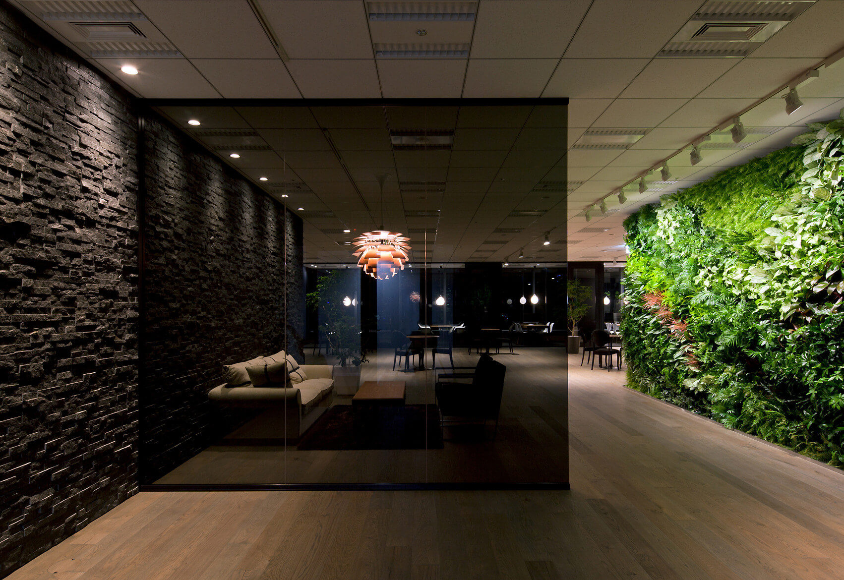 Elegante Louis Poulsen Moser Lampe, ideal als Hängeleuchte für Wohnräume mit modernem, warmem Licht.