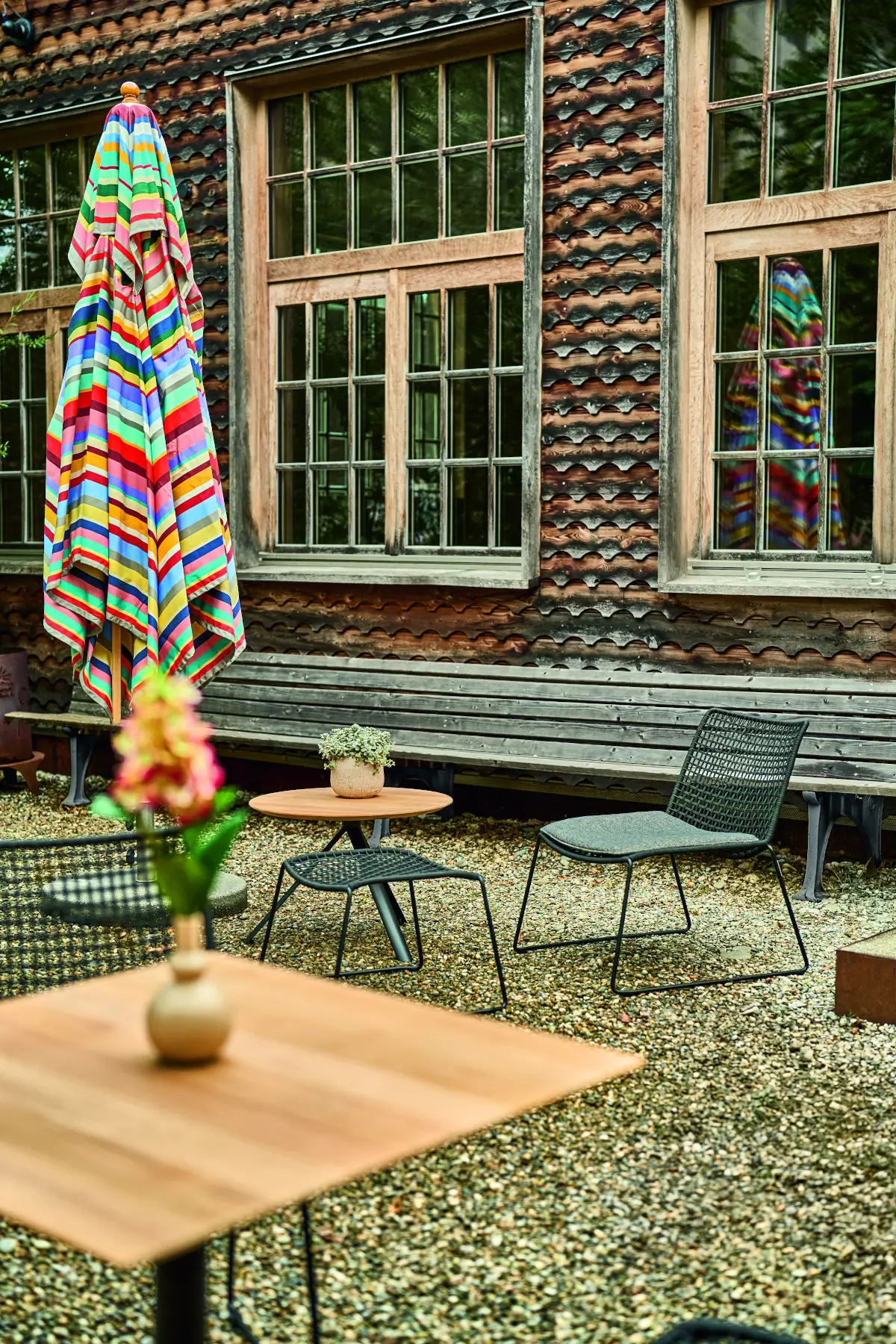 Weishäupl Slope Loungegruppe mit Loungesesseln, Hockern und Beistelltisch für stilvolle Outdoor-Lounges auf Terrasse und im Garten.