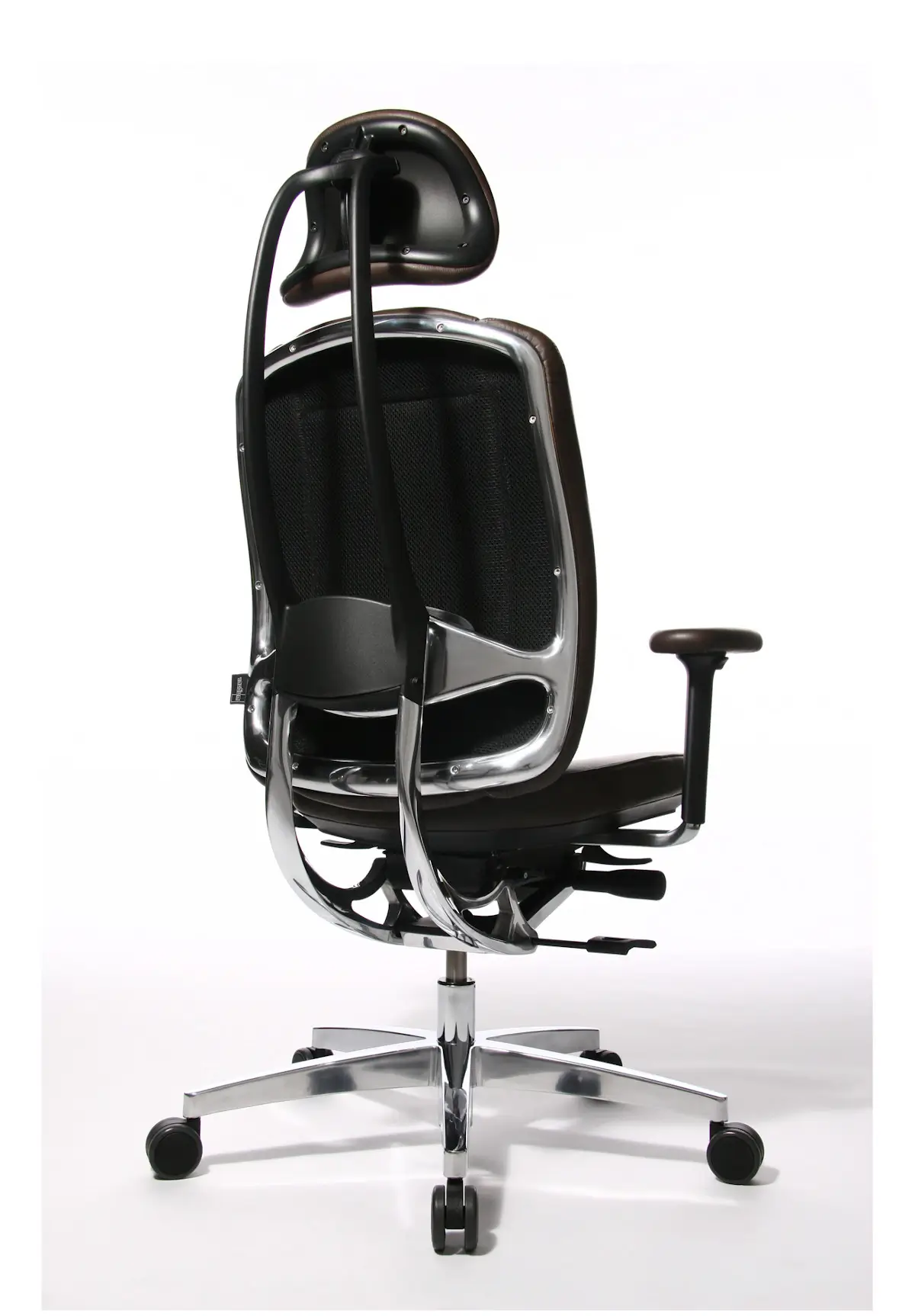 Seitenansicht hinten des Wagner AluMedic Limited S Bürostuhls mit Kopfstütze, ergonomischer Netzrückenkonstruktion, Aluminium-Rahmen und braunem Lederbezug.