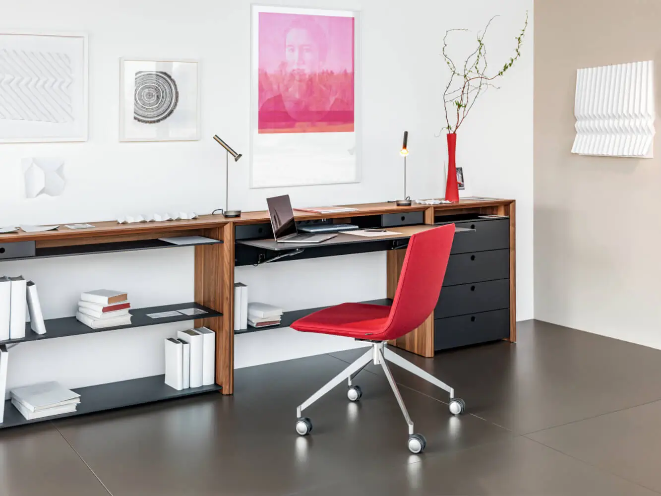 Girsberger Jack Drehstuhl mit 5-Sternfuß und Rollen als elegante Sitzlösung für einen modern eingerichteten Arbeitsbereich.