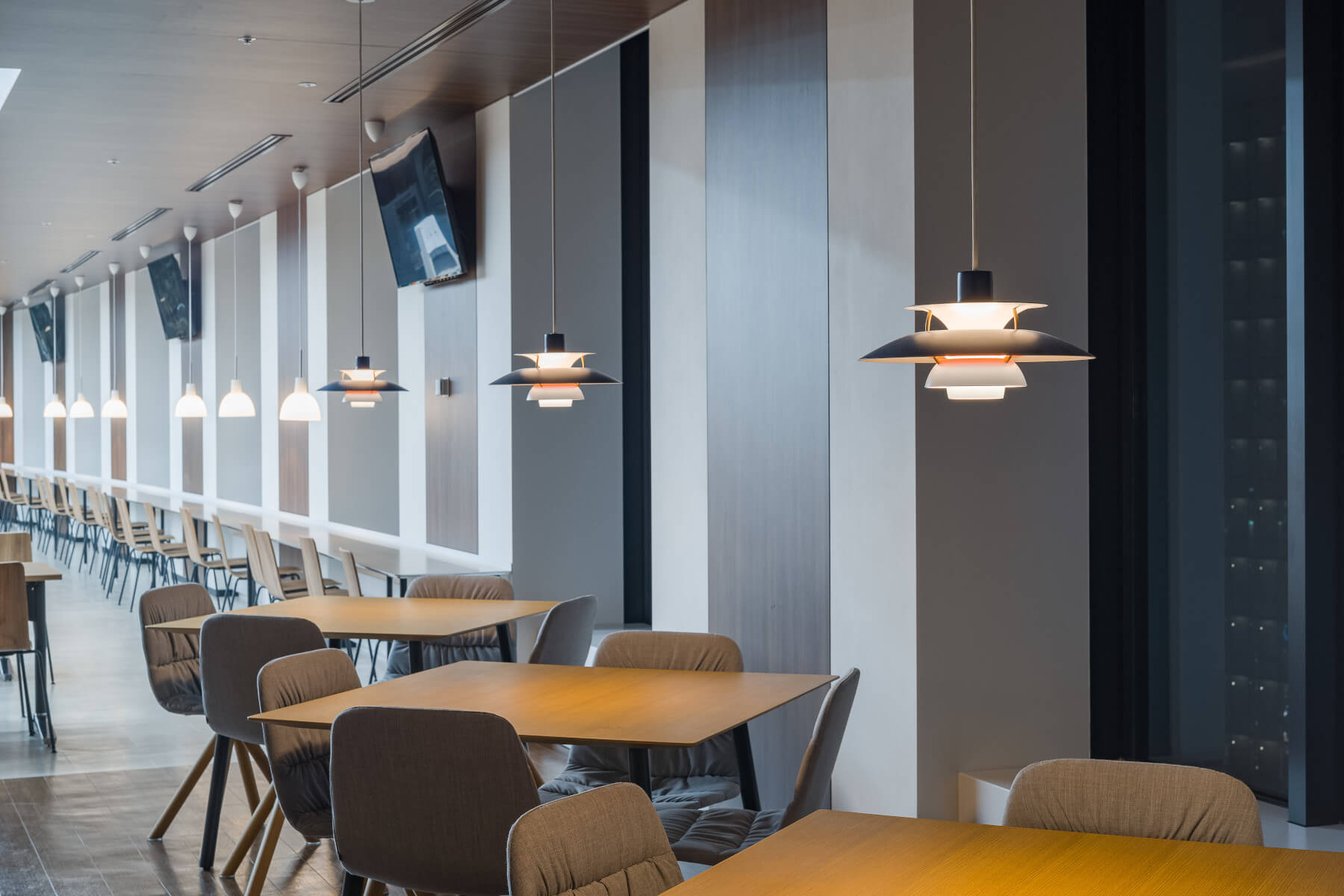 Louis Poulsen PH5 Mini Pendelleuchte mit mehrschichtigem Design für gleichmäßige, blendfreie Ambiente-Beleuchtung.