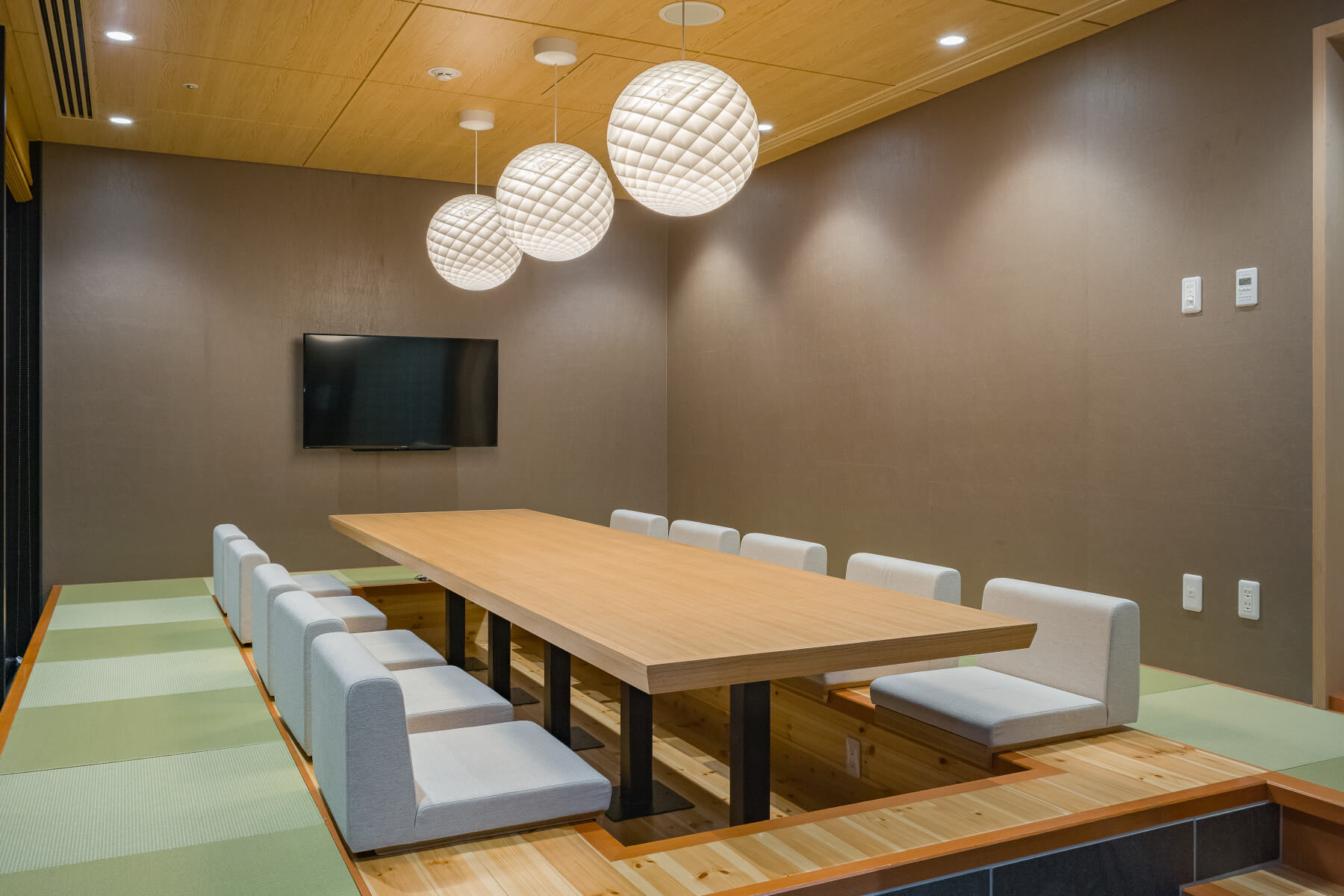 Louis Poulsen Patera Pendelleuchte mit einzigartigem Lichtmuster für harmonische Raum- und Ambiente-Beleuchtung.