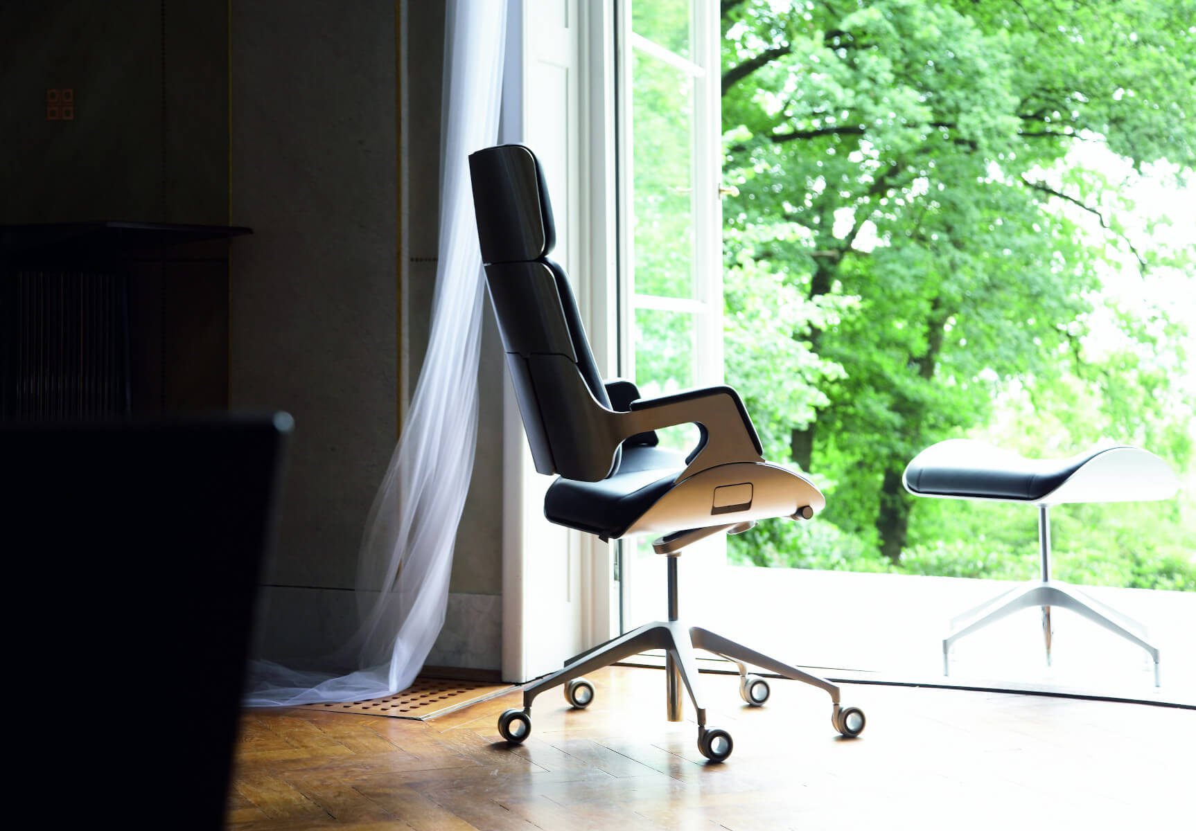 Design-Konferenzhocker Interstuhl Silver 100S mit Aluminiumfuß und bequemer Polsterung für professionelles Umfeld.