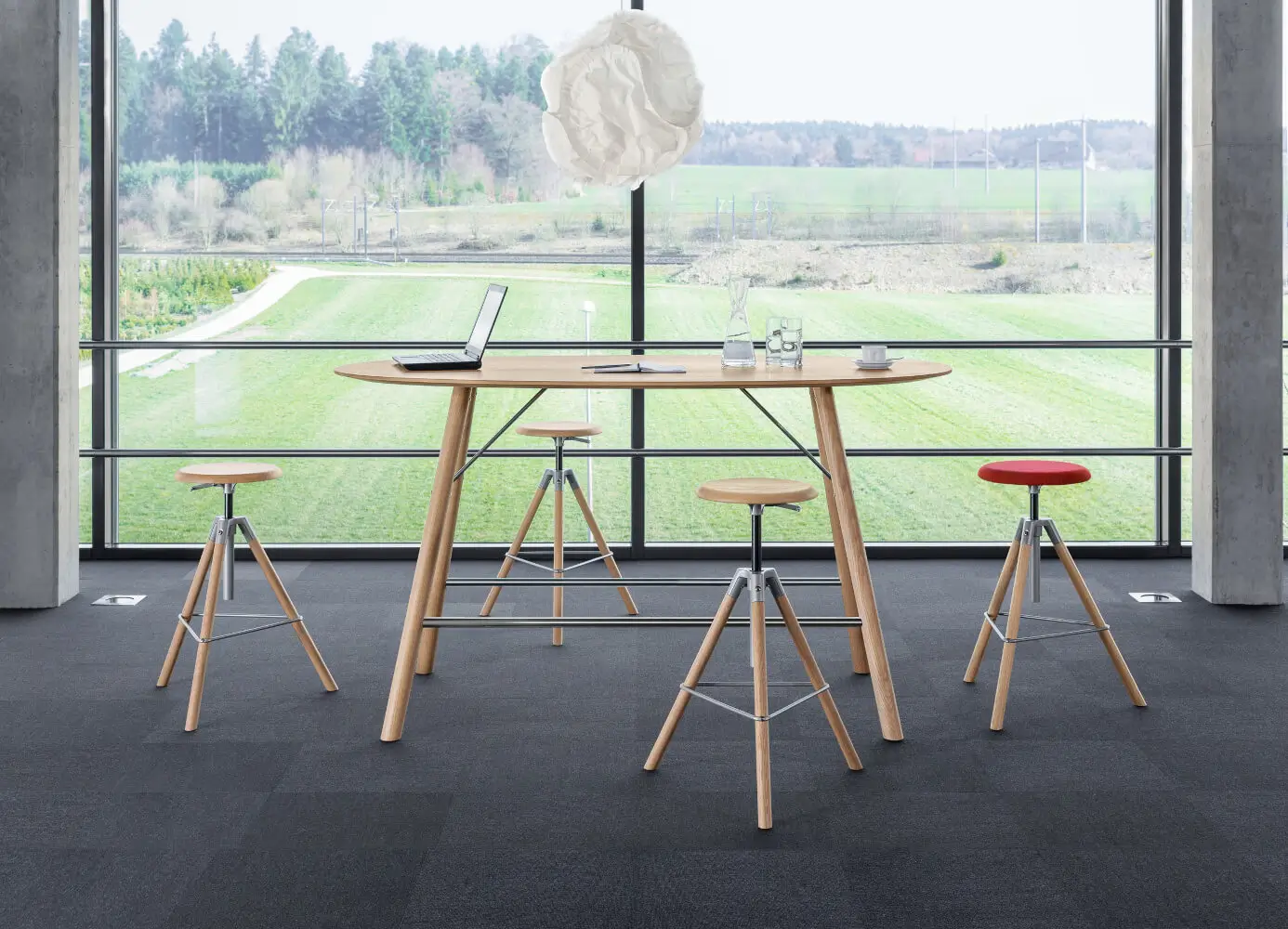 Girsberger Akio Stehtisch für Kommunikationsbereiche, Besprechungen und gemeinsames Arbeiten im Büro.