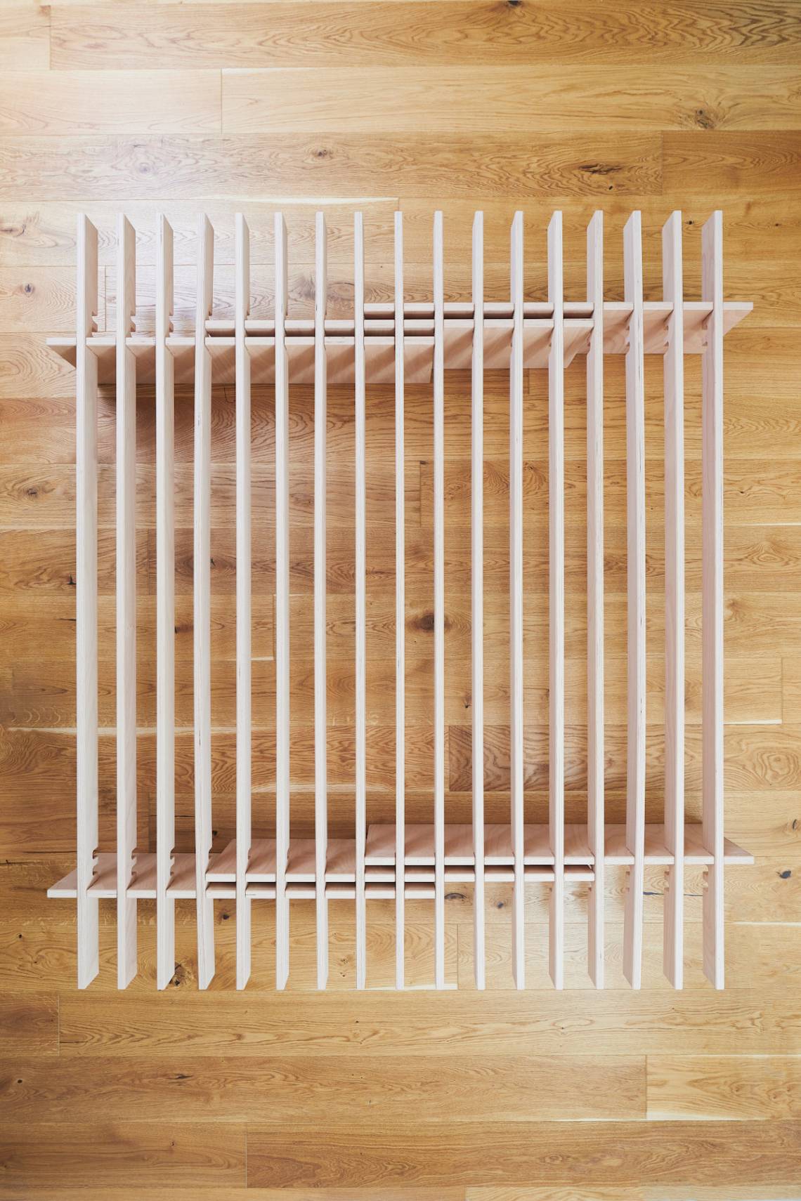 Tojo Parallel Bett mit minimalistischem Holzdesign, stabiler Aufbau und variable Größe